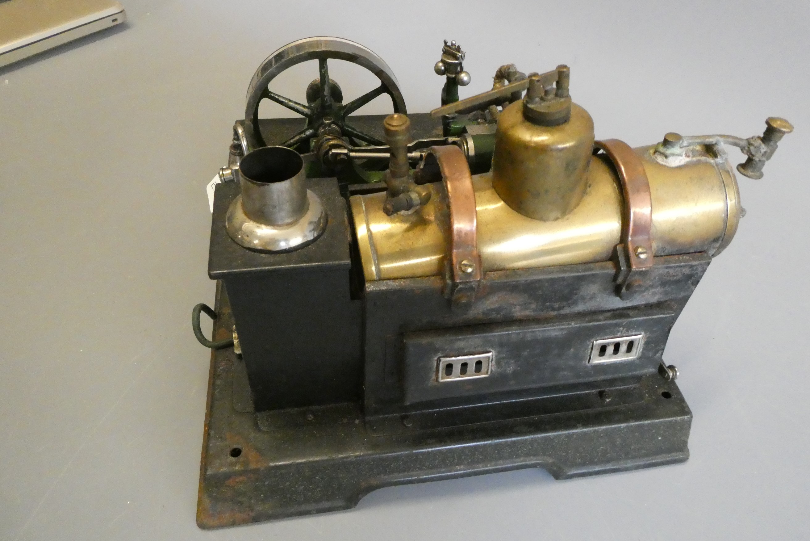 Marklin stationary steam engine comprising large single cylinder reversing engine with water pump Image