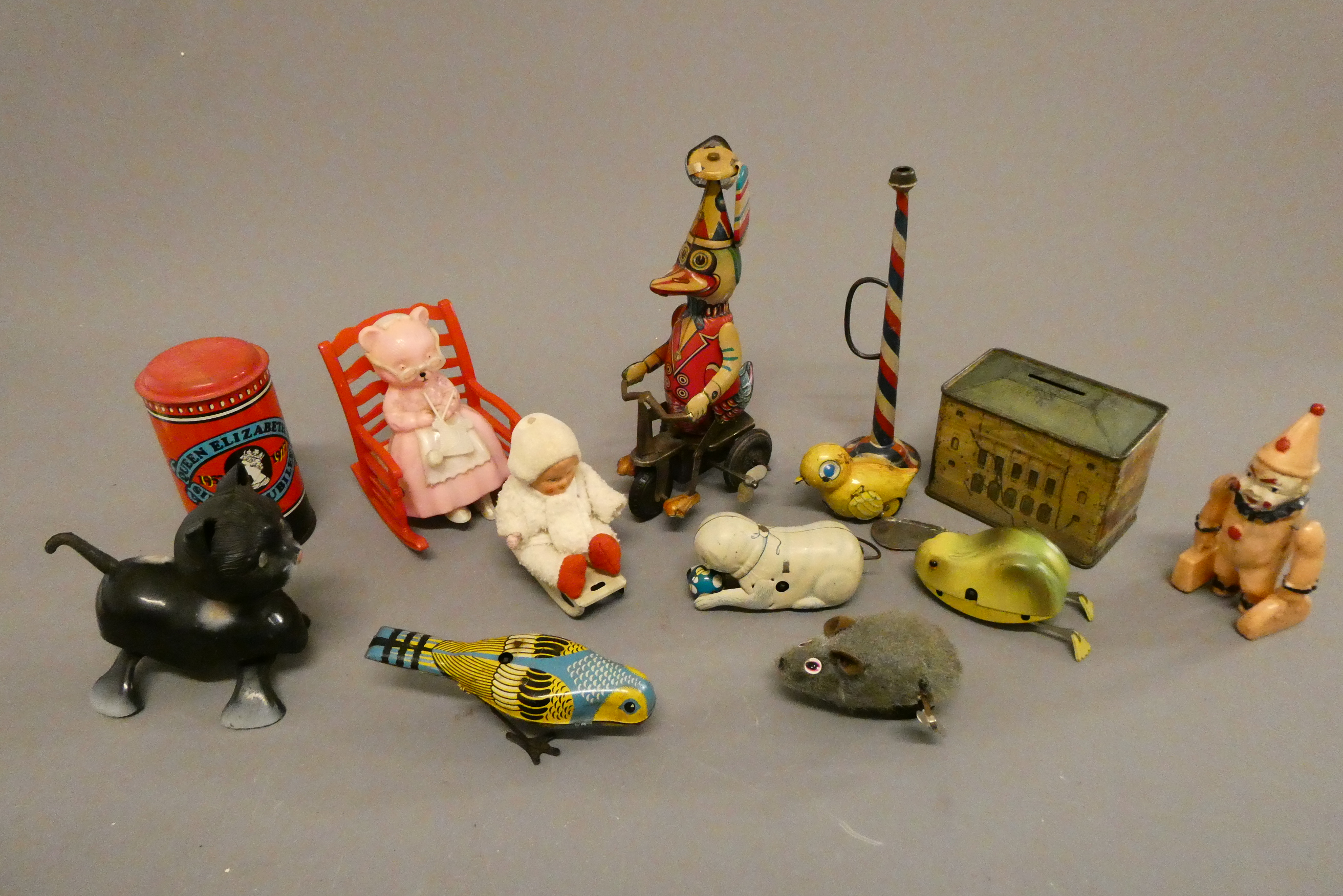 An assortment of tinplate and plastic novelty animal toys and tin money box, fair (Est. plus 24% Image