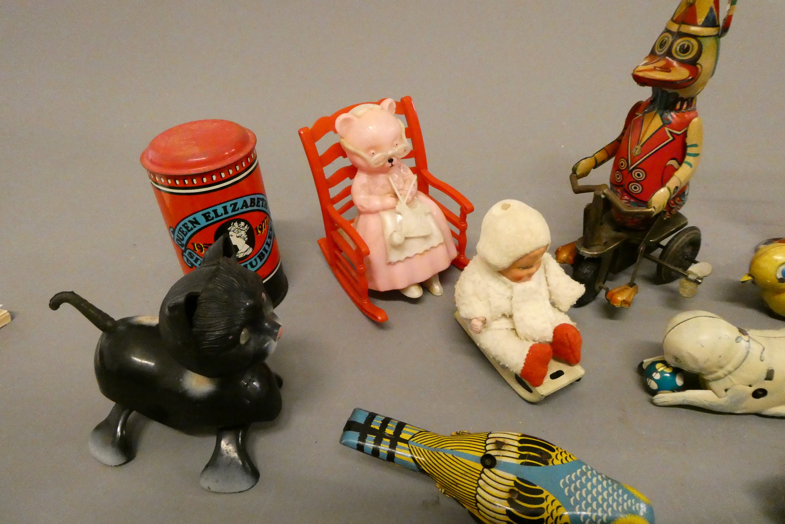 An assortment of tinplate and plastic novelty animal toys and tin money box, fair (Est. plus 24% Image