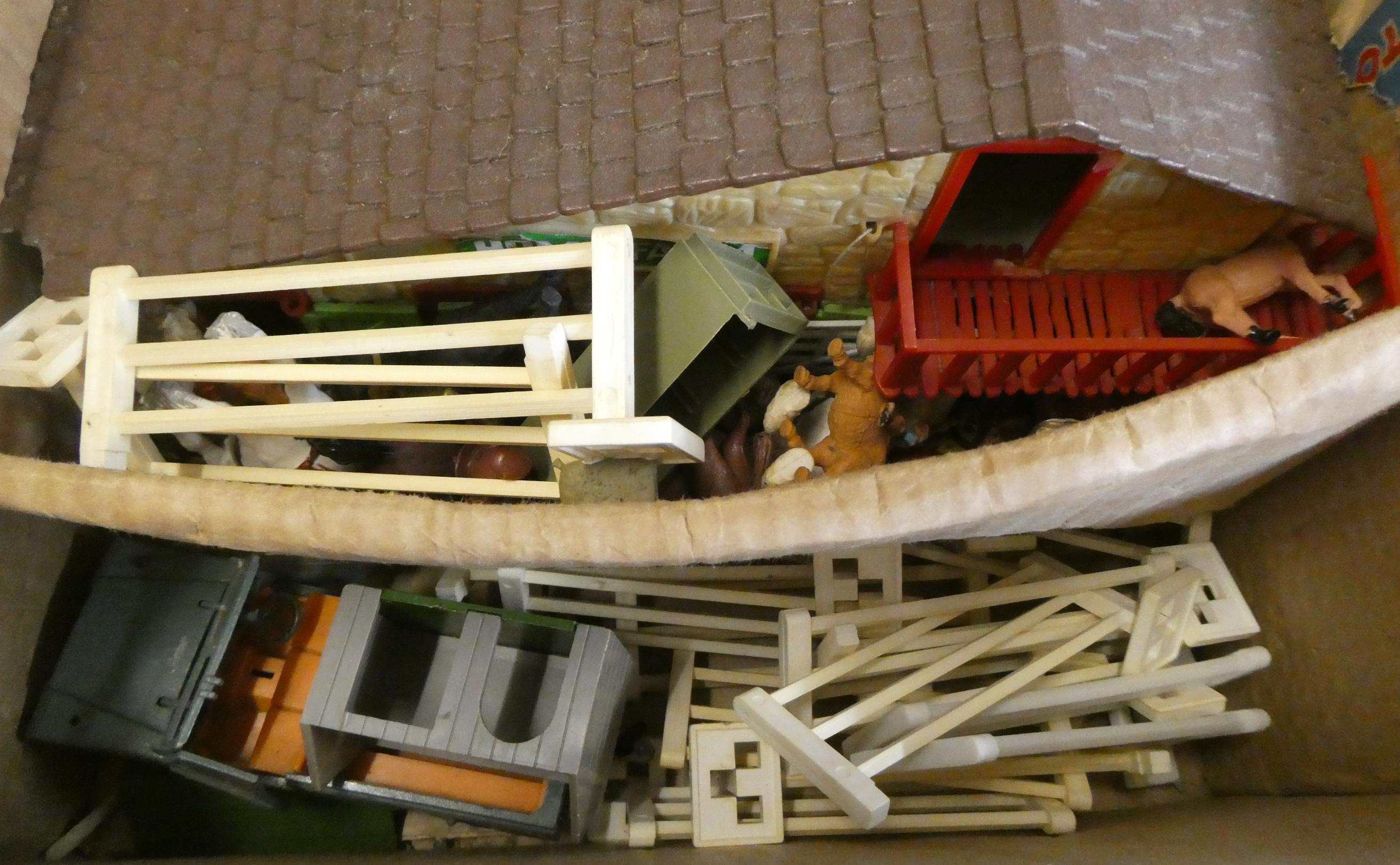 Unboxed playworn Britains farm accessories and a boxed set of fencing (Est. plus 24% buyer's premium Image