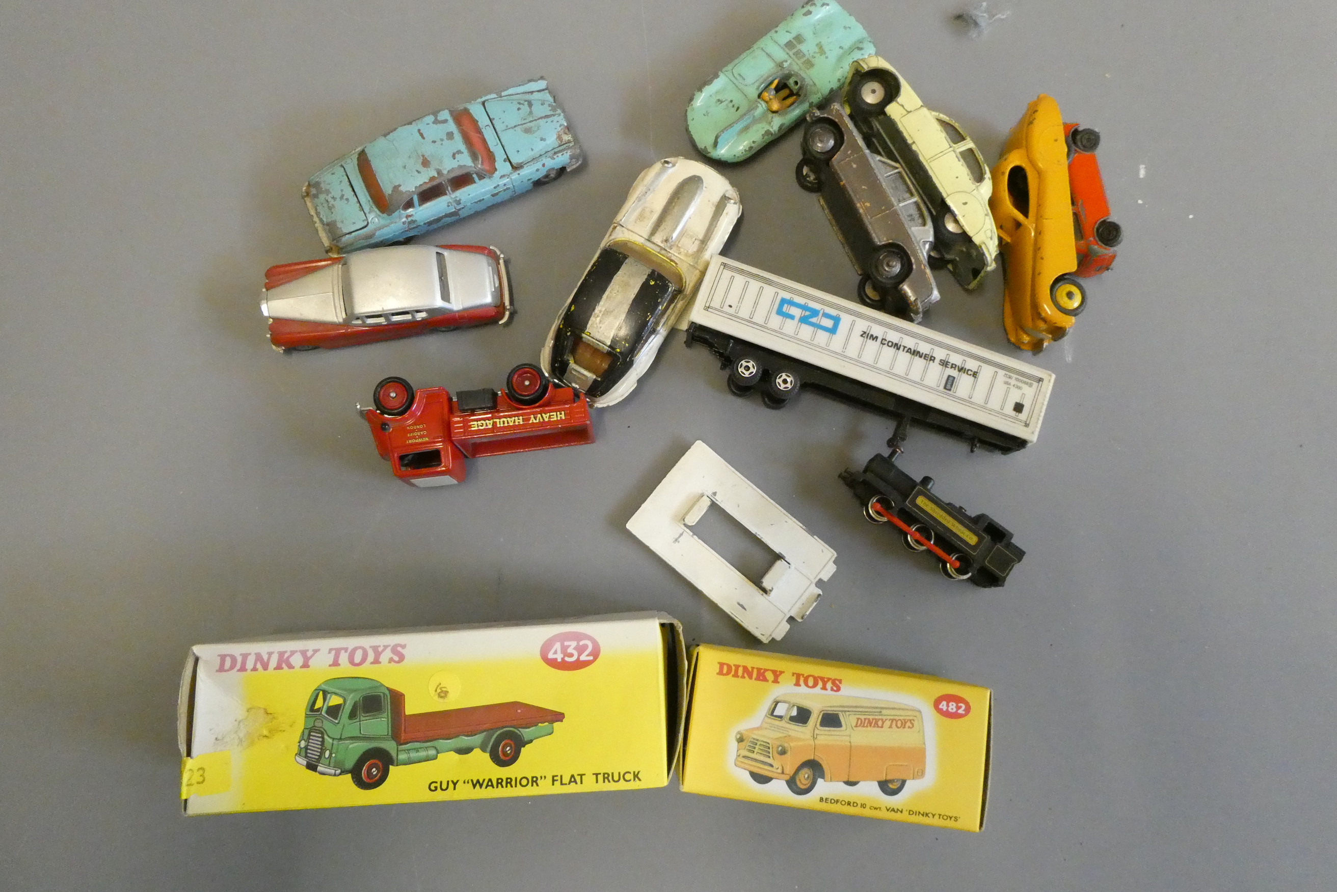 Unboxed diecast vehicles by Dinky and others including two Atlas Editions models (Est. plus 24% Image