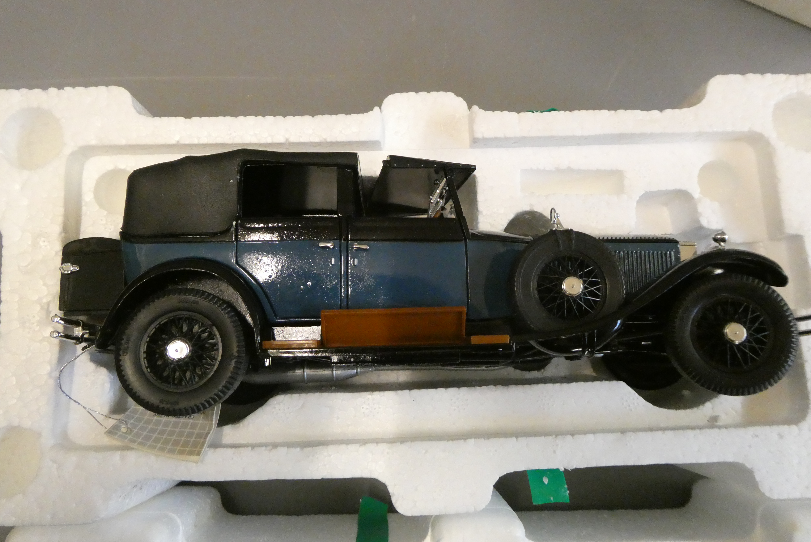 Franklin Mint Classic 1:24 scale Rolls Royce Phantom 1 in blue, some small parts detached, corrosion Image