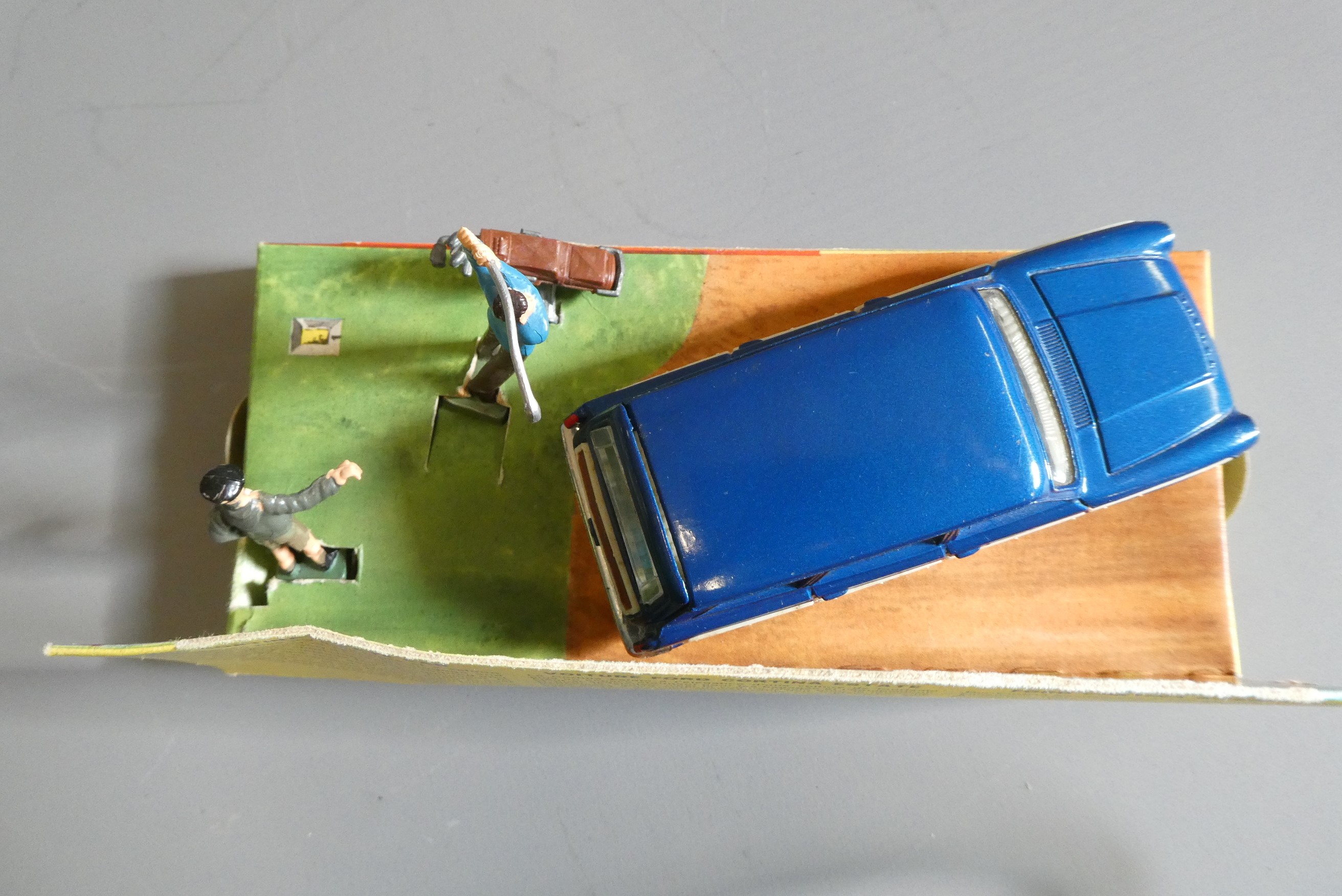 Corgi 440 Ford Consul Cortina with Golfer, box fair/good, model and figures excellent (Est. plus 24% Image