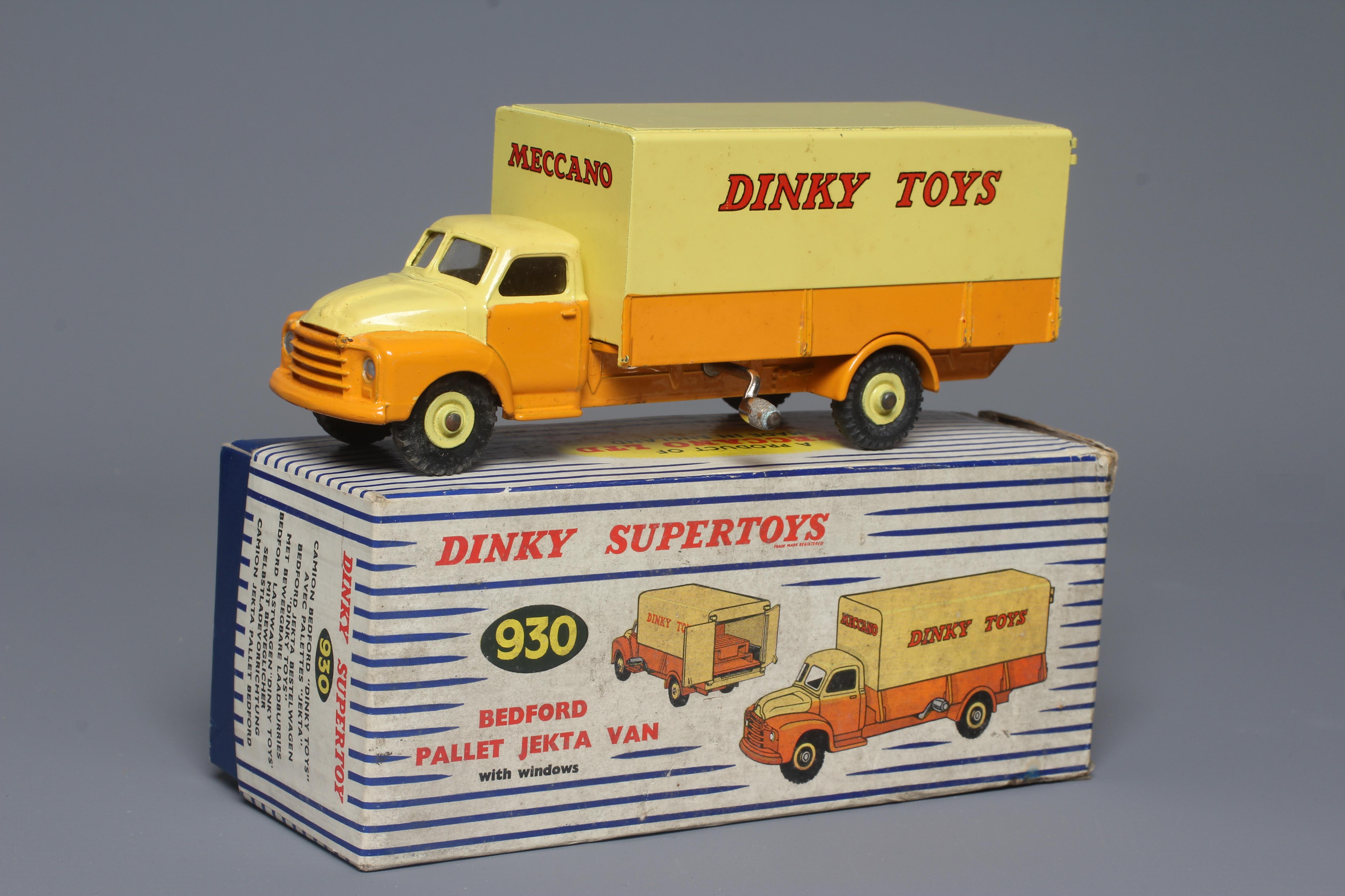 Dinky Toys 930 Bedford Pallet Jekta Van, box fair with packing piece, some minor cleaning required, Image