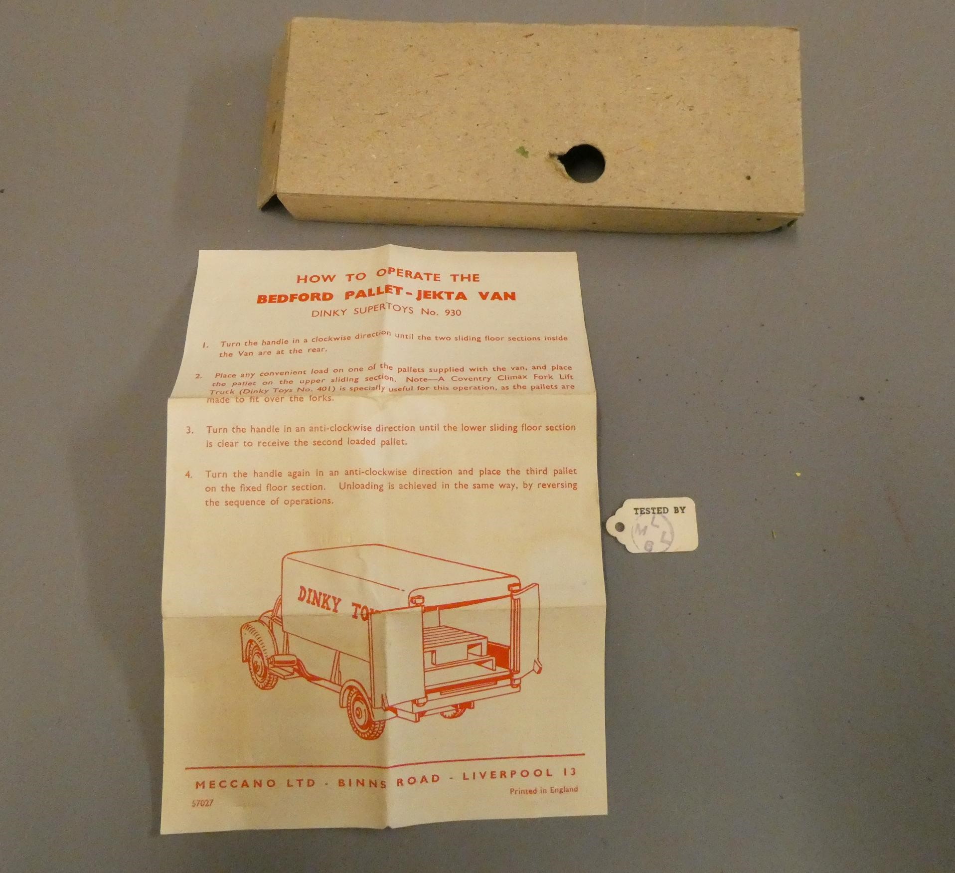 Dinky Toys 930 Bedford Pallet Jekta Van, box fair with packing piece, some minor cleaning required, Image