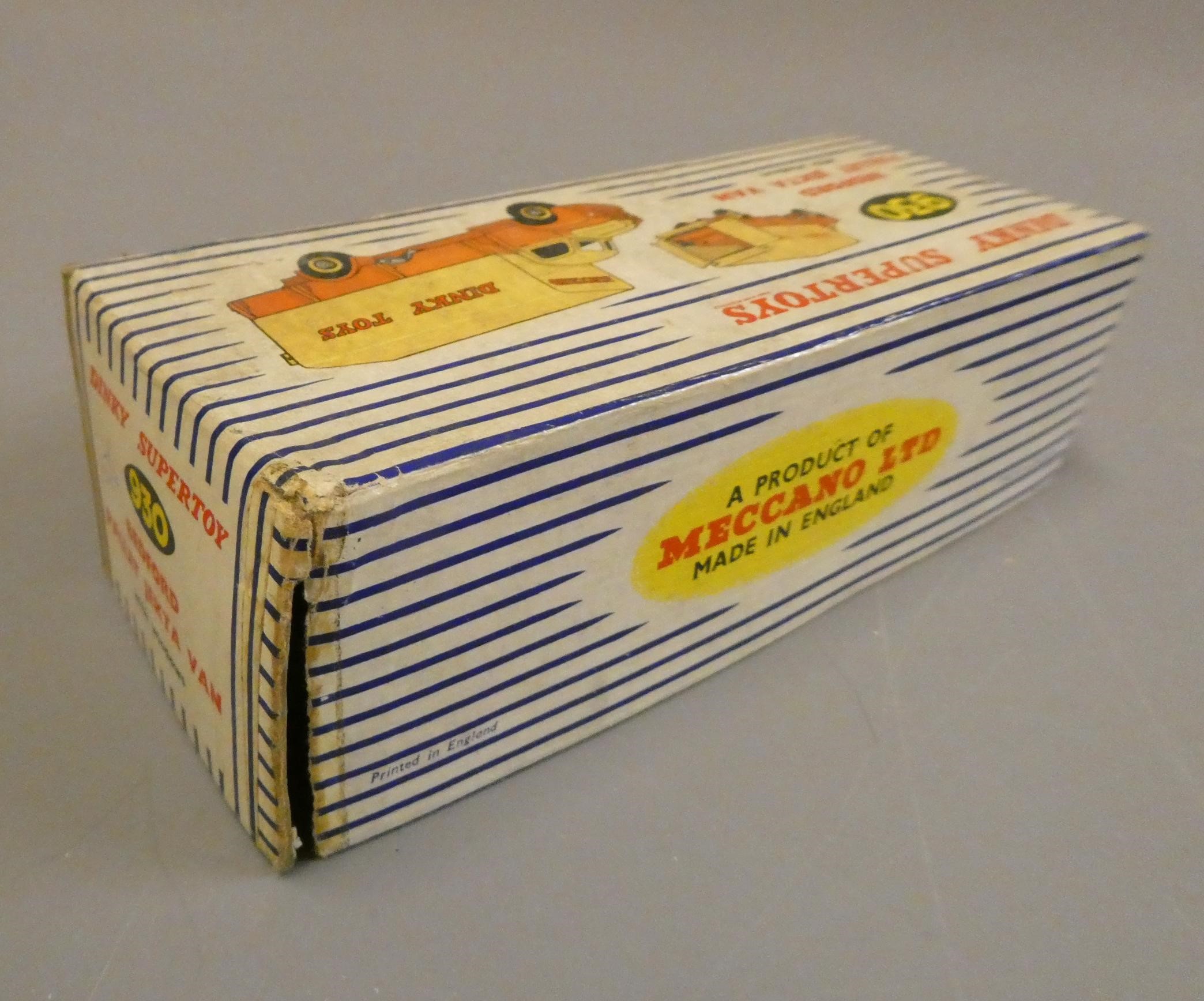 Dinky Toys 930 Bedford Pallet Jekta Van, box fair with packing piece, some minor cleaning required, Image