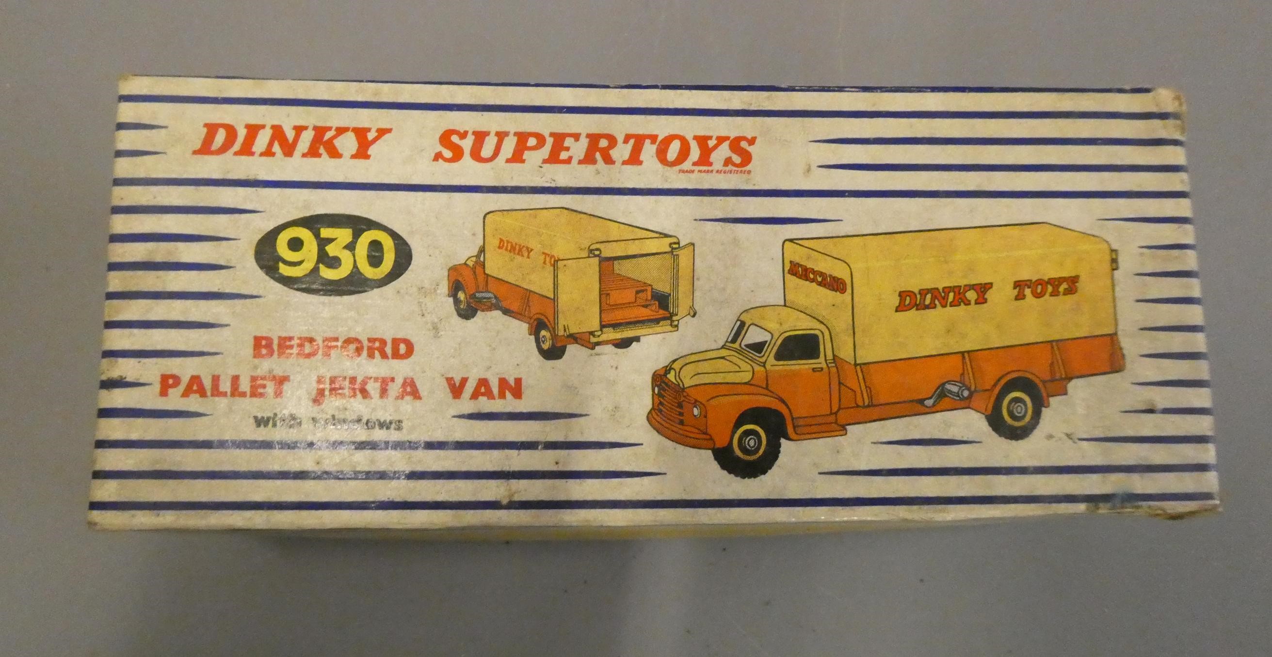 Dinky Toys 930 Bedford Pallet Jekta Van, box fair with packing piece, some minor cleaning required, Image