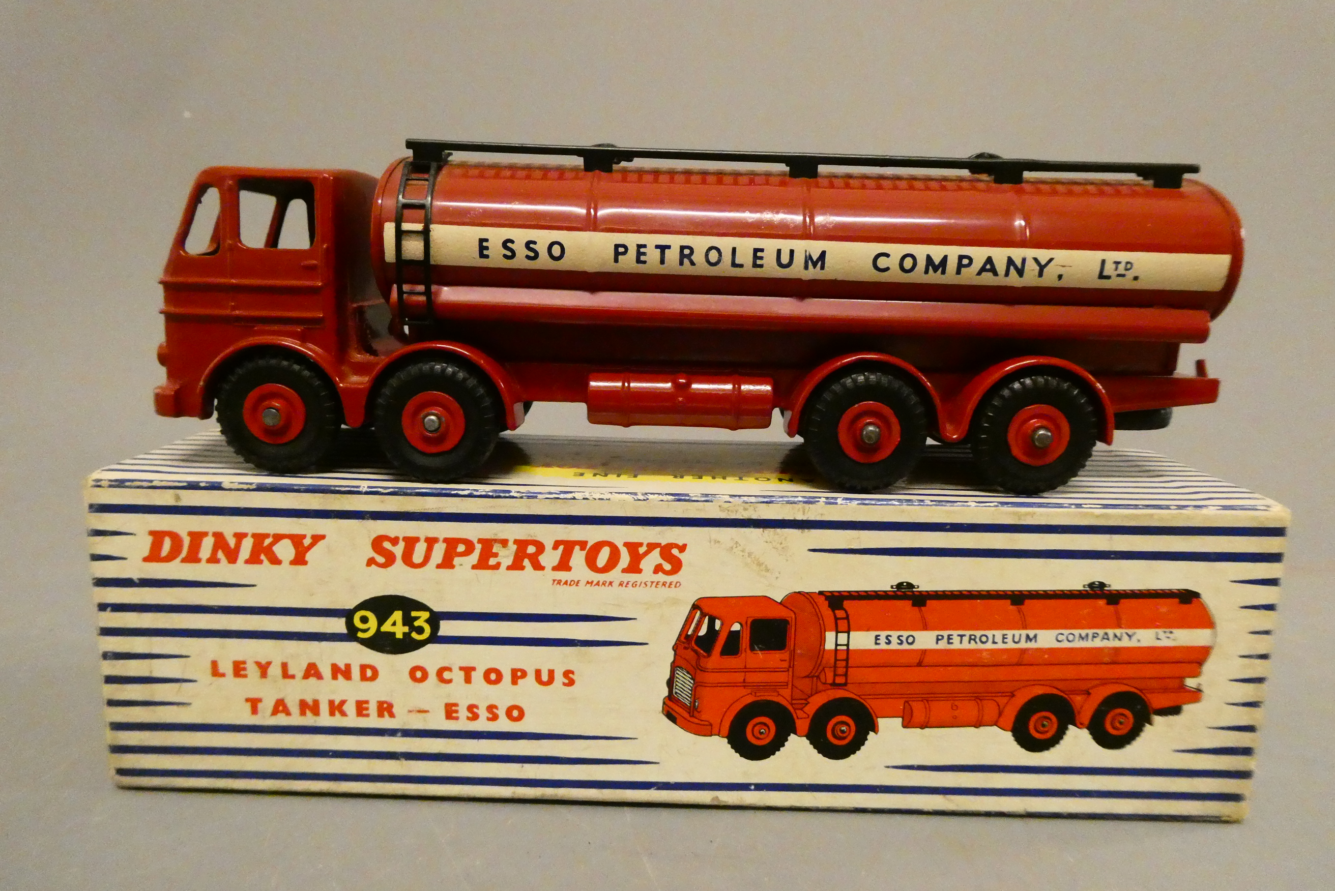 Dinky 943 Leyland Esso petrol tanker, box fair, model excellent (Est. plus 24% buyer's premium inc. Image