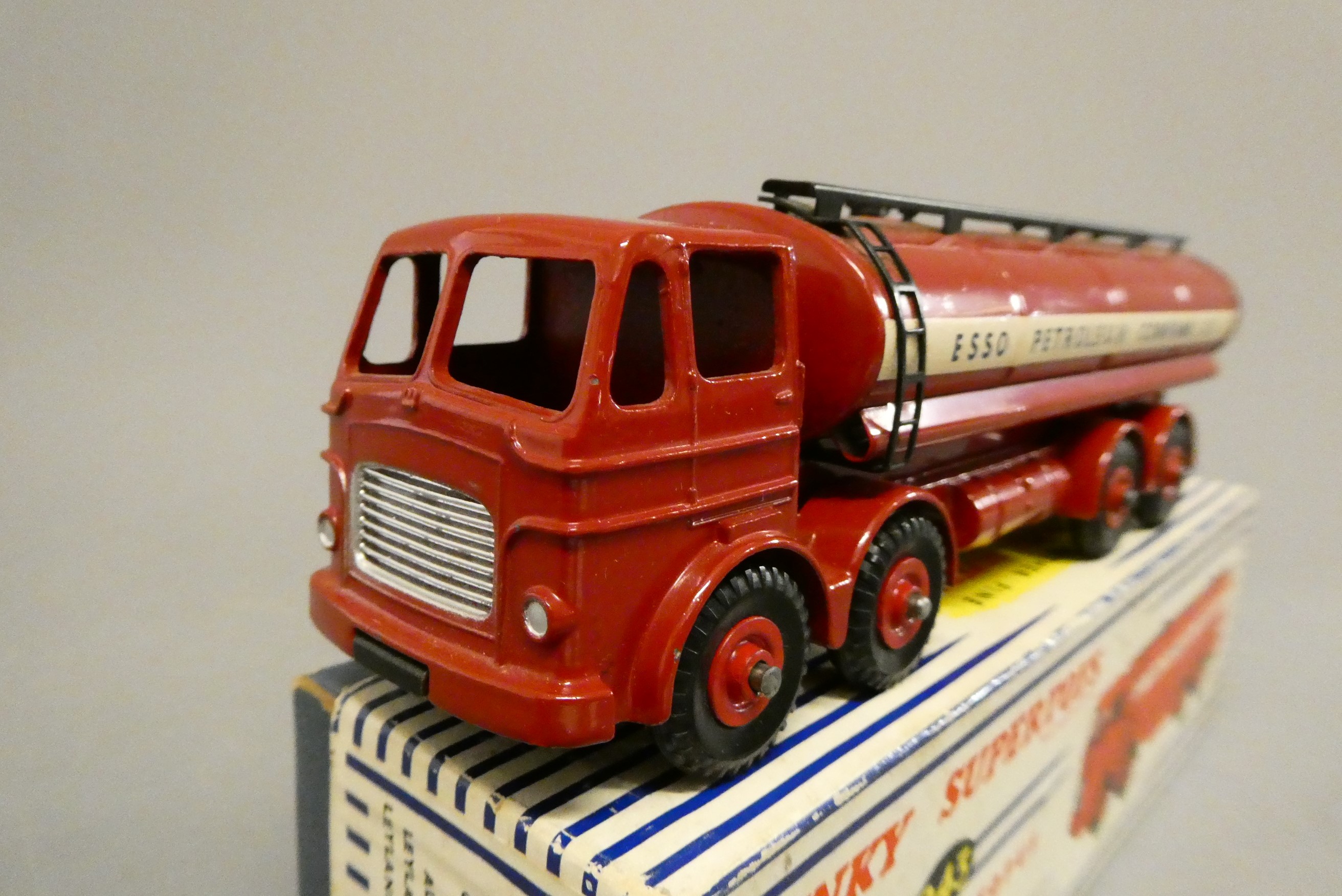 Dinky 943 Leyland Esso petrol tanker, box fair, model excellent (Est. plus 24% buyer's premium inc. Image