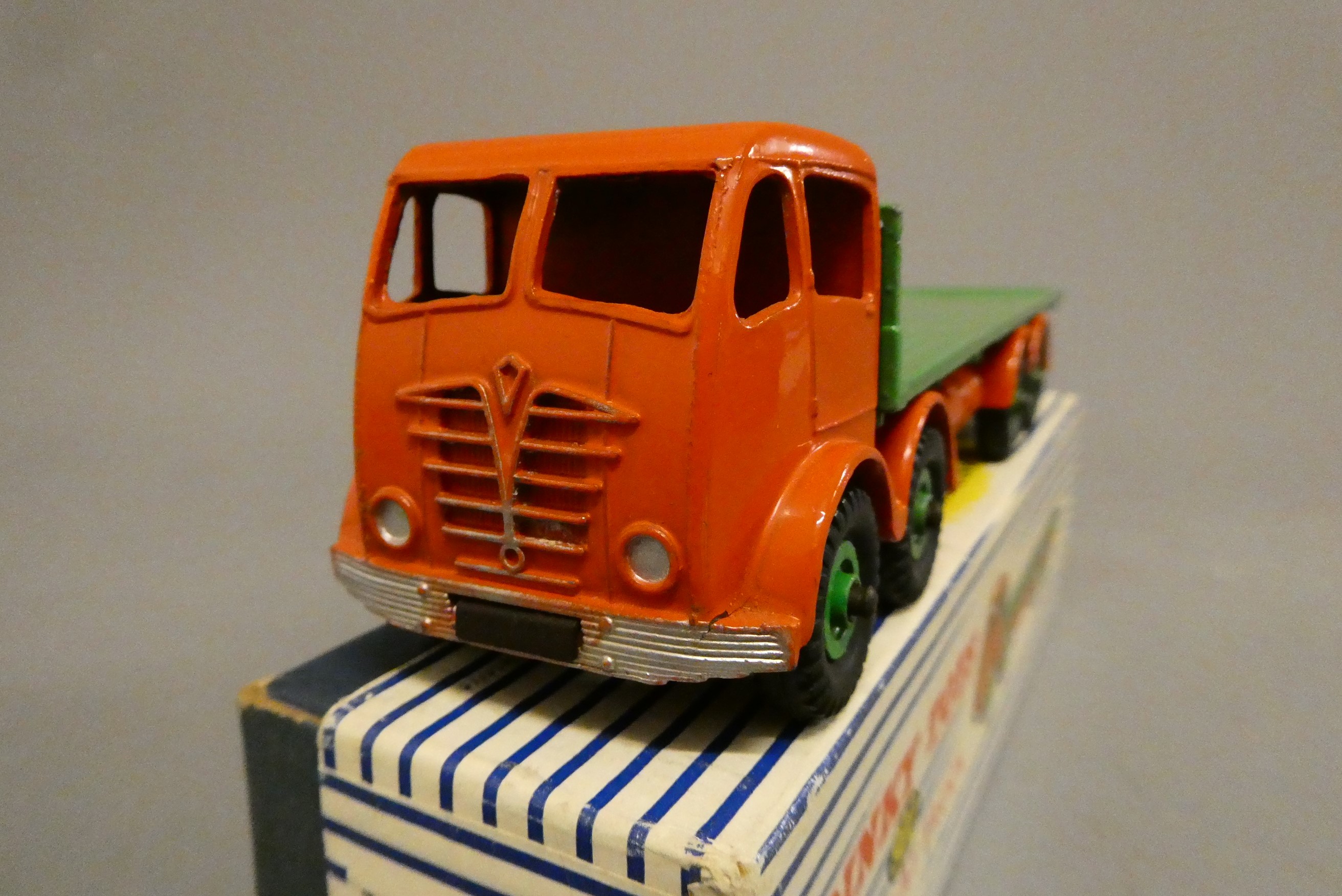 Dinky 902 Foden flatbed lorry finished in orange and green, box fair, model excellent. (Est. plus Image