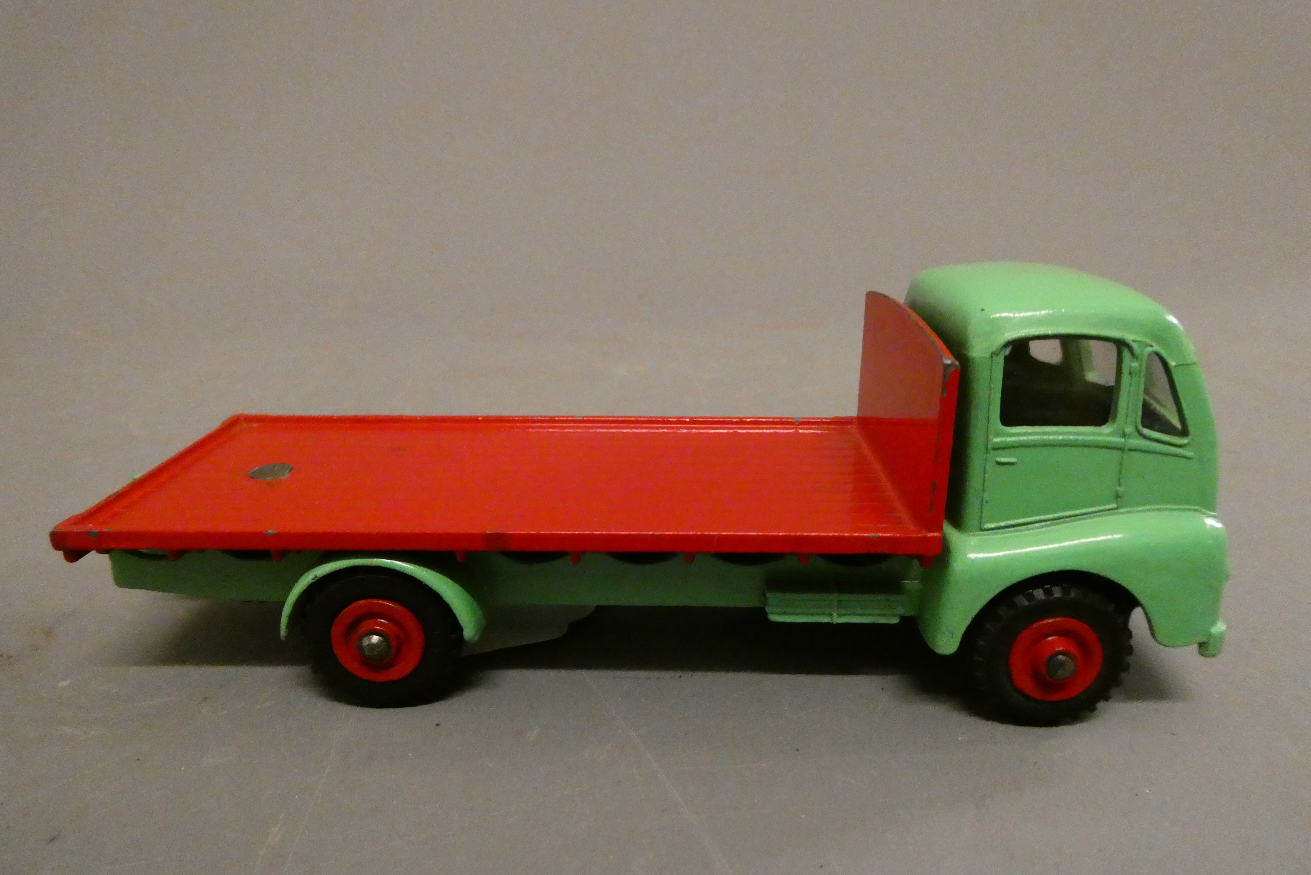 Dinky 512 Guy flat truck finished in red and green with windows, good to excellent (Est. plus 24% Image