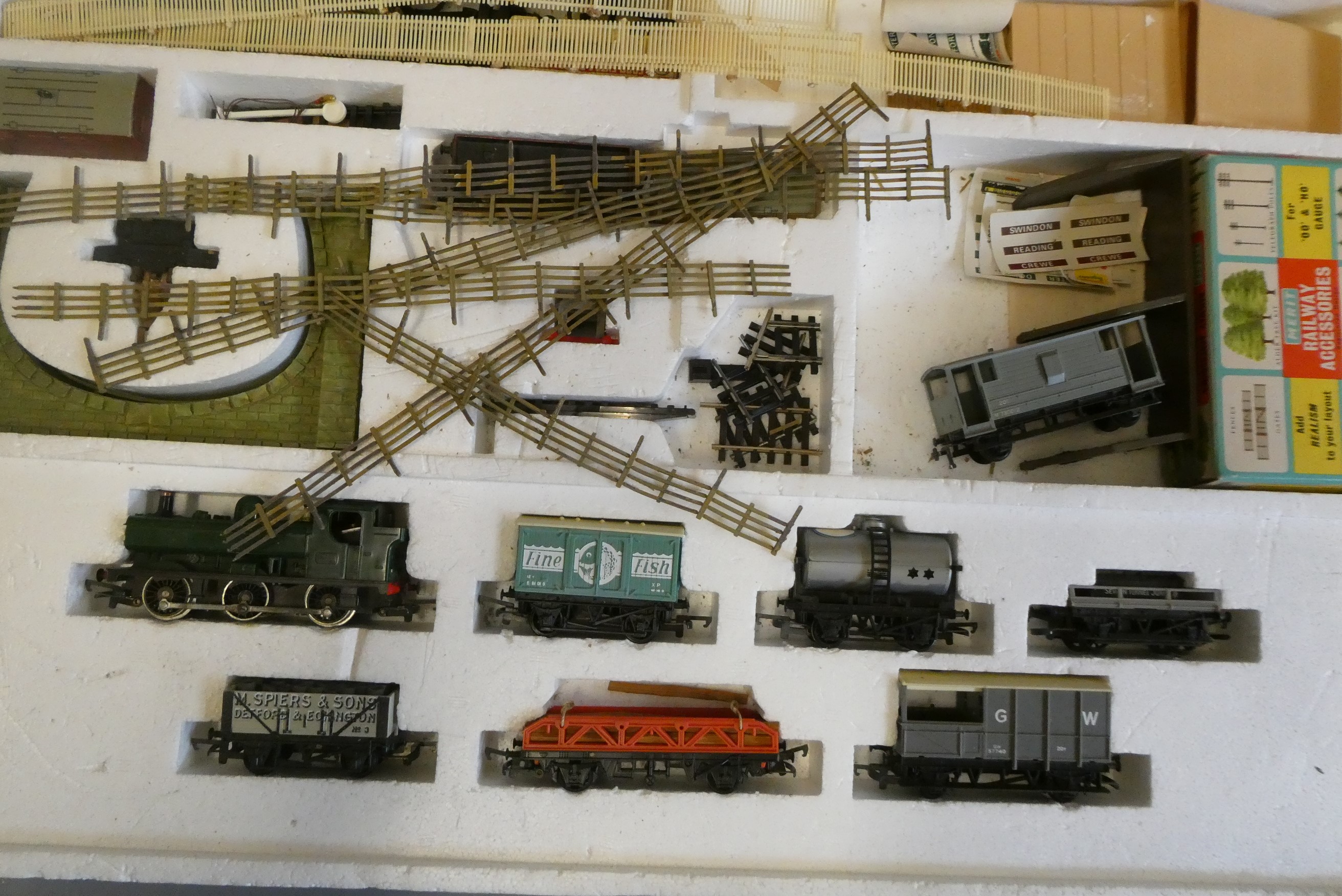 Hornby trainset R541 with GWR tank Locomotive, goods trucks and accessories, no track in box, fair Image