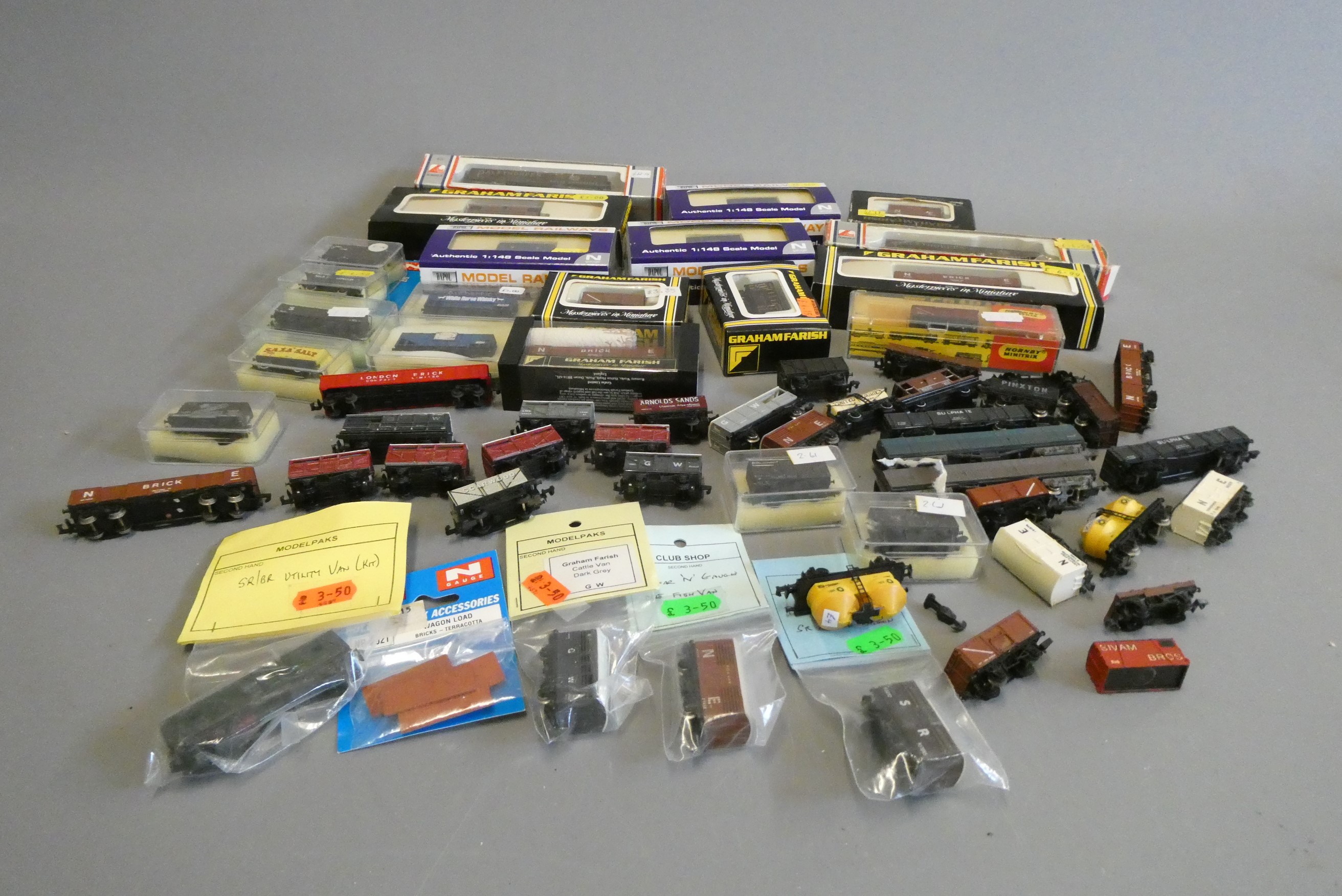 N gauge goods rolling stock by Graham Farish and others, some items boxed, good to excellent (Est. Image