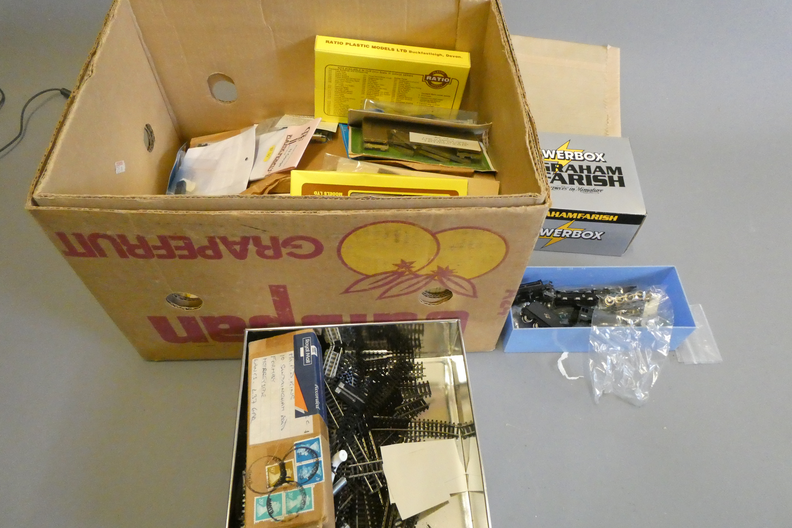 N gauge trackside accessories Image