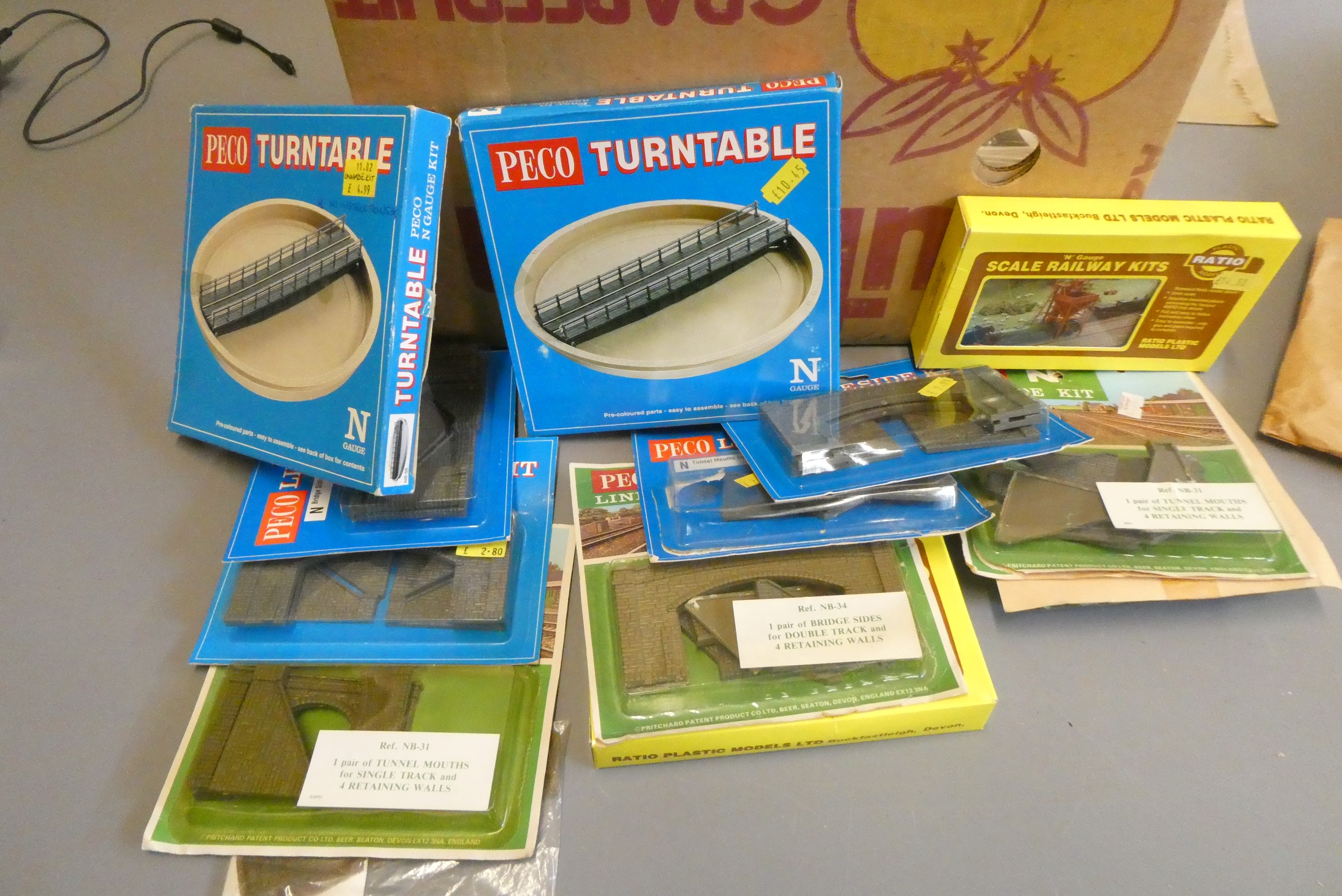 N gauge trackside accessories Image