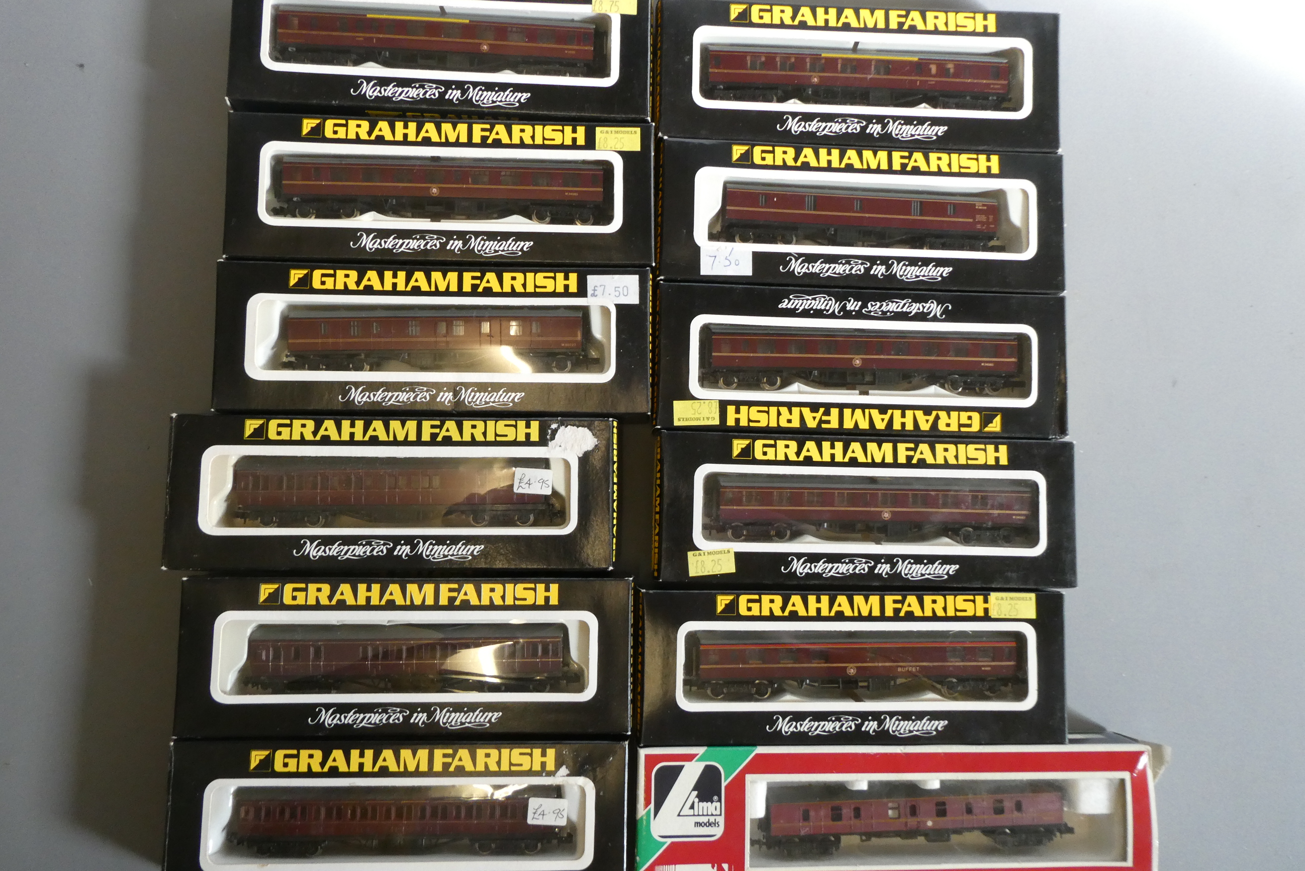 Twelve N gauge BR red passenger coaches by Graham Farish and others, all items boxed, good (Est. Image