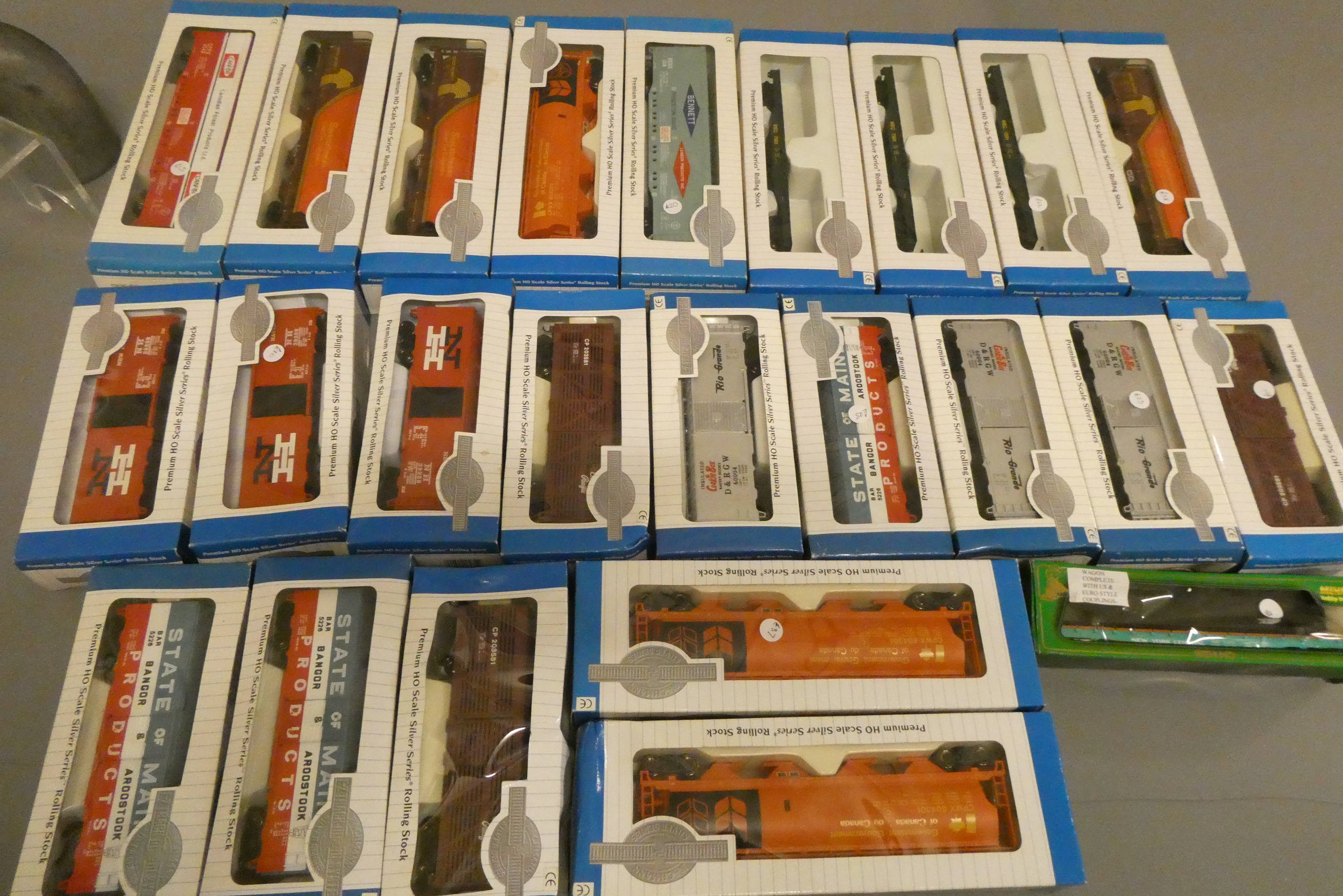 Twenty seven American H0 scale passenger and goods rolling stock by Bachmann and others, most items Image
