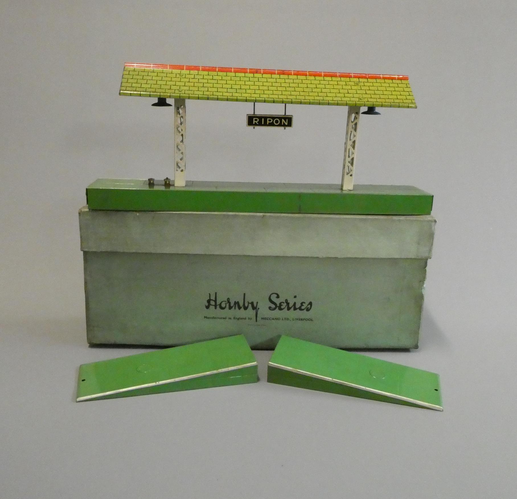 Hornby island platform with electric lighting, box good but dirty, model good+ (Est. plus 24% Image