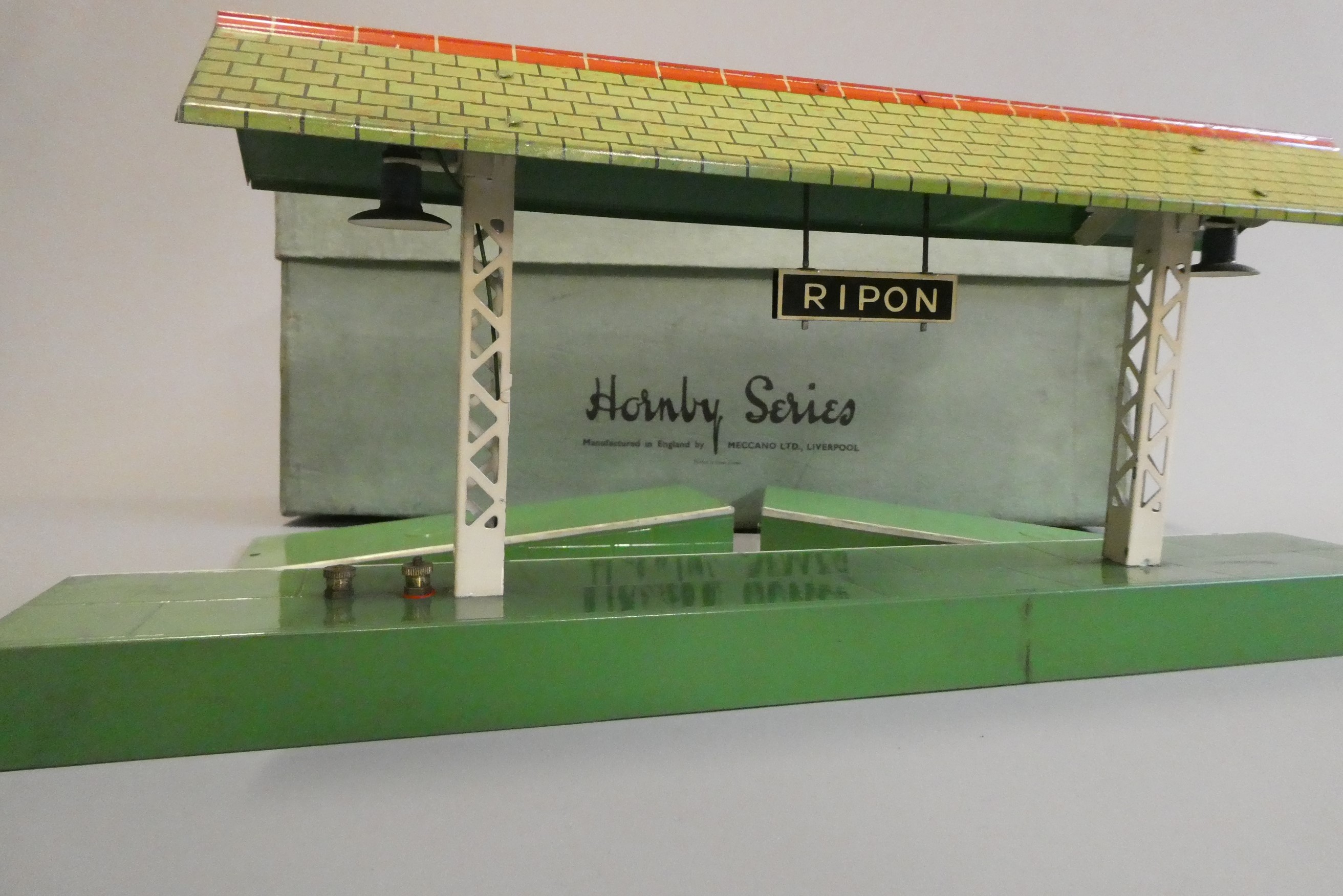 Hornby island platform with electric lighting, box good but dirty, model good+ (Est. plus 24% Image