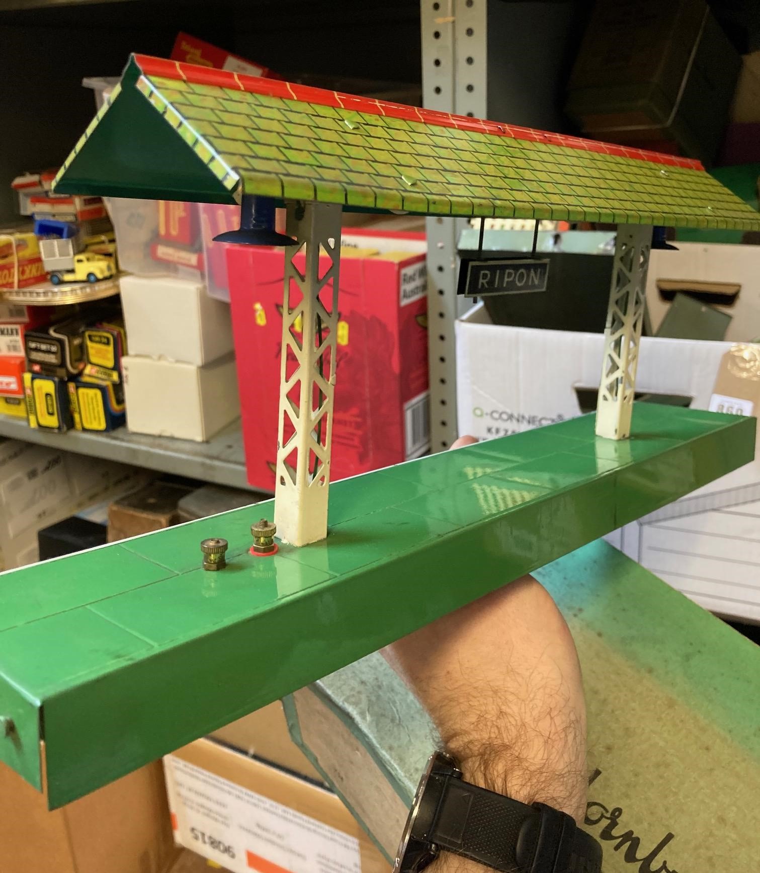 Hornby island platform with electric lighting, box good but dirty, model good+ (Est. plus 24% Image