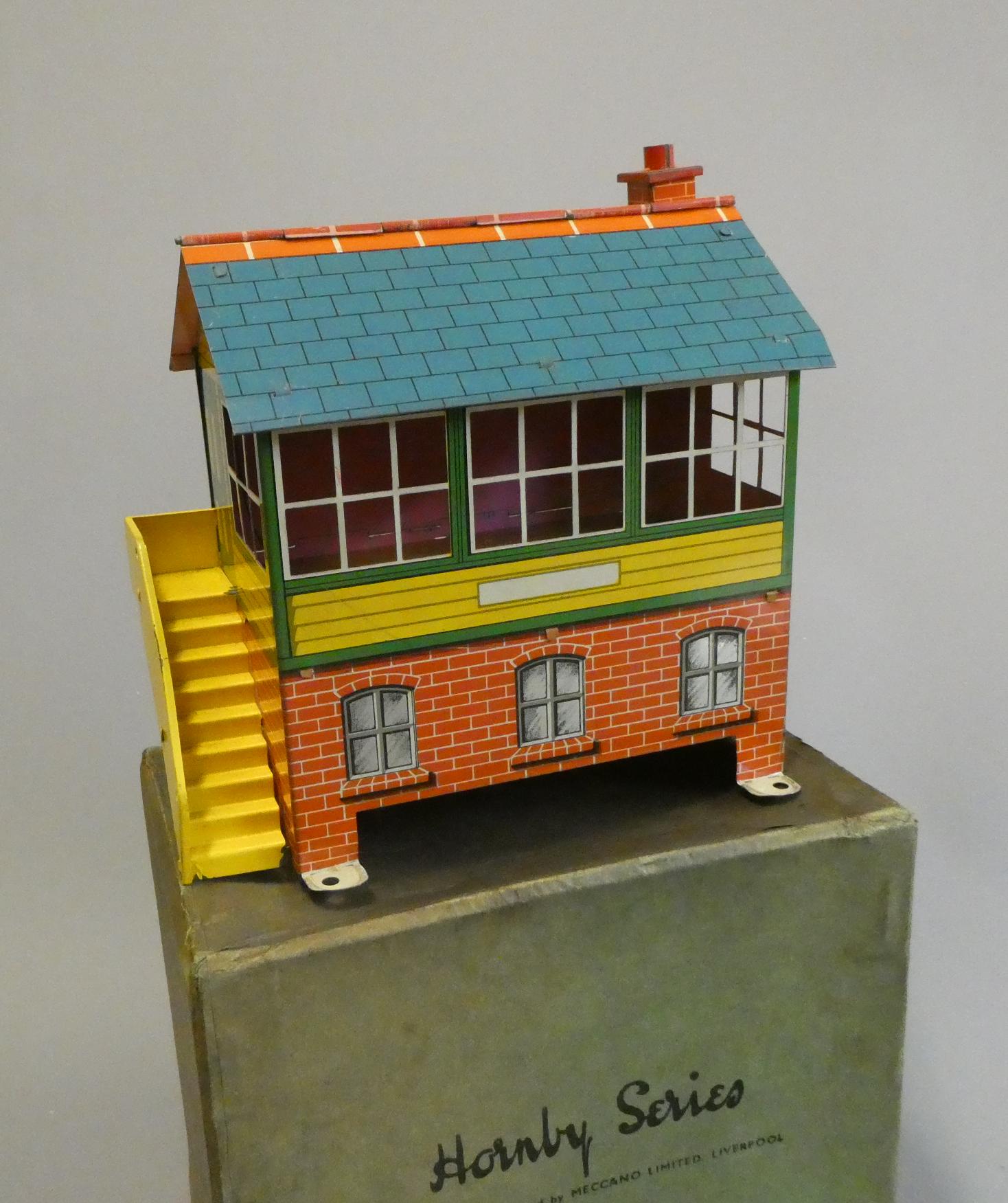 Hornby E2 signal cabin, box good but dirty, model good to excellent (Est. plus 24% buyer's premium Image