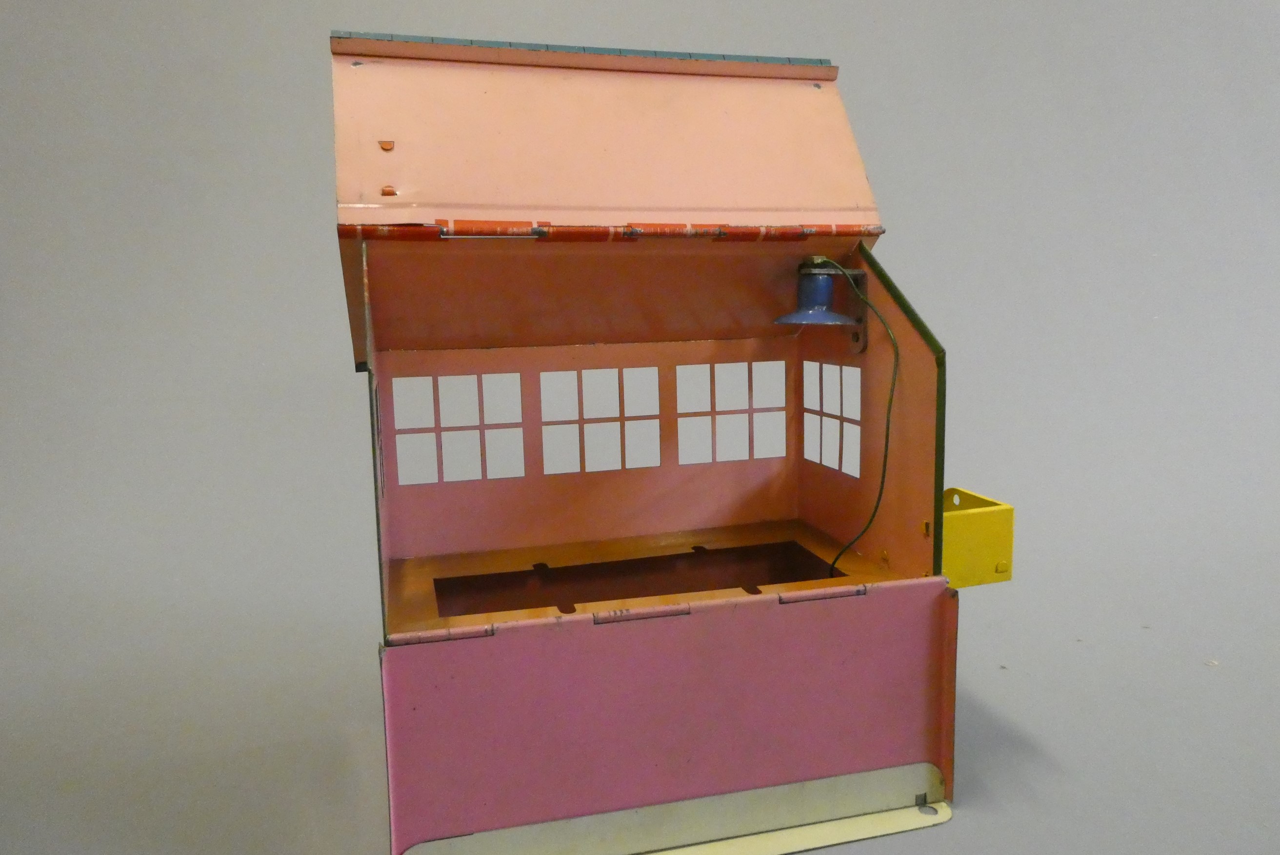 Hornby E2 signal cabin, box good but dirty, model good to excellent (Est. plus 24% buyer's premium Image