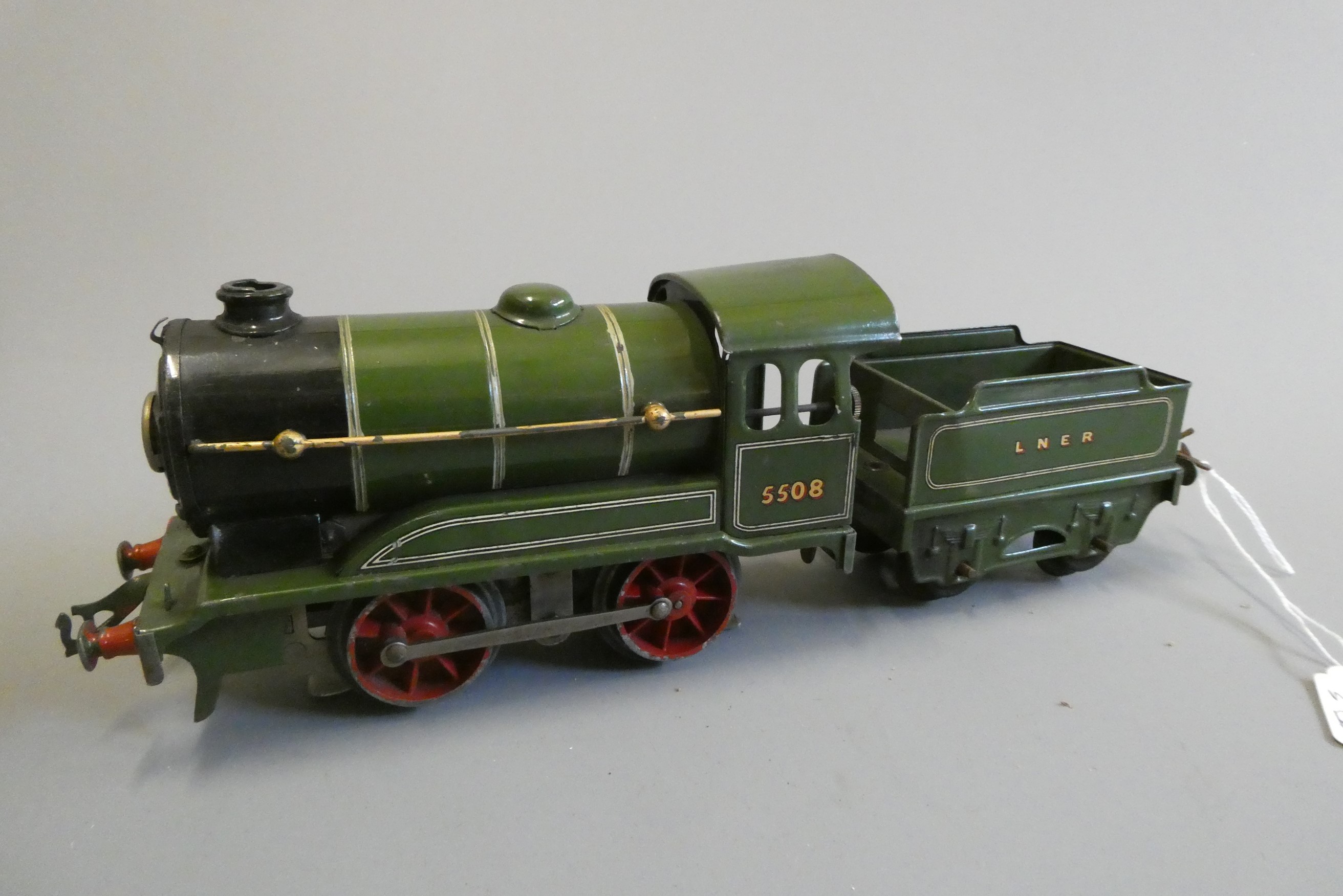 Hornby E020 locomotive and tender finished in LNER green, box poor, model fair to good (Est. plus Image