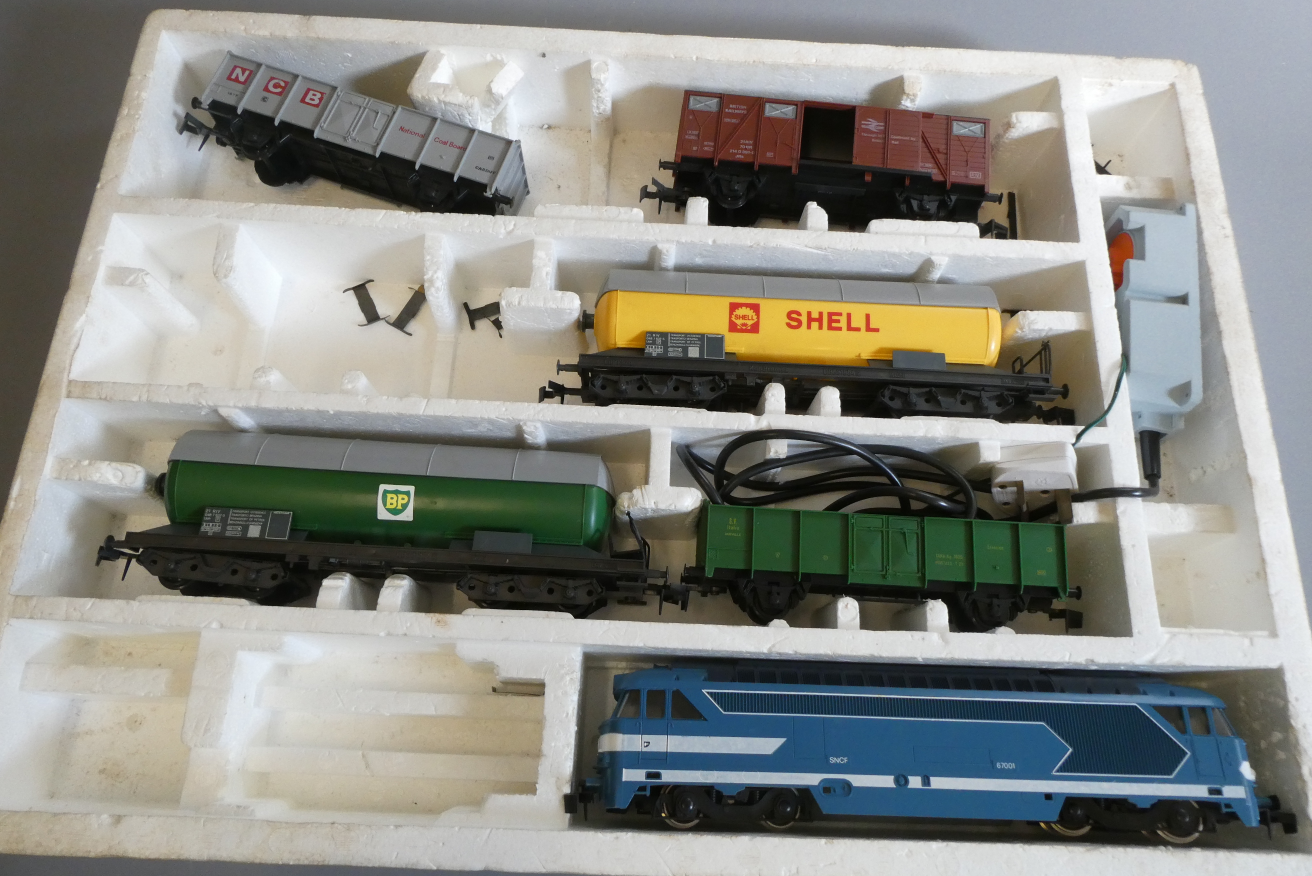 Lima 0 gauge continental railway items with SNCF diesel locomotive, five goods wagons and a 12v Image