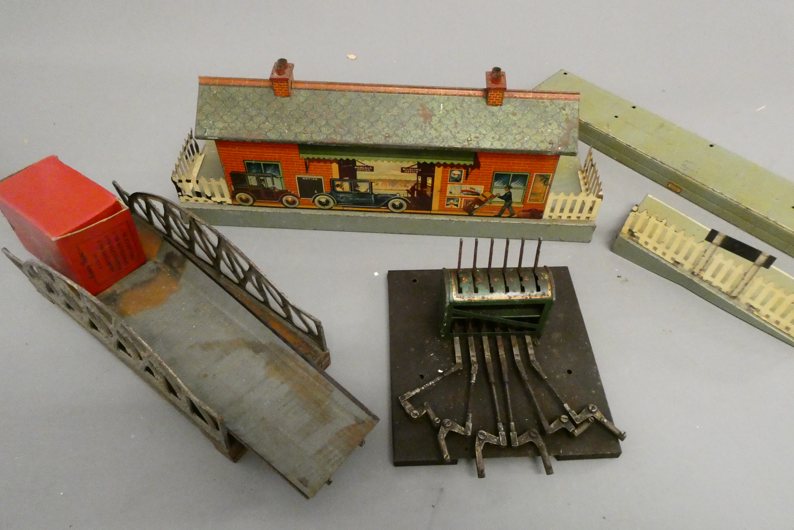 Playworn Hornby 0-gauge trains including goods truck, bogie passenger coaches and station building, Image
