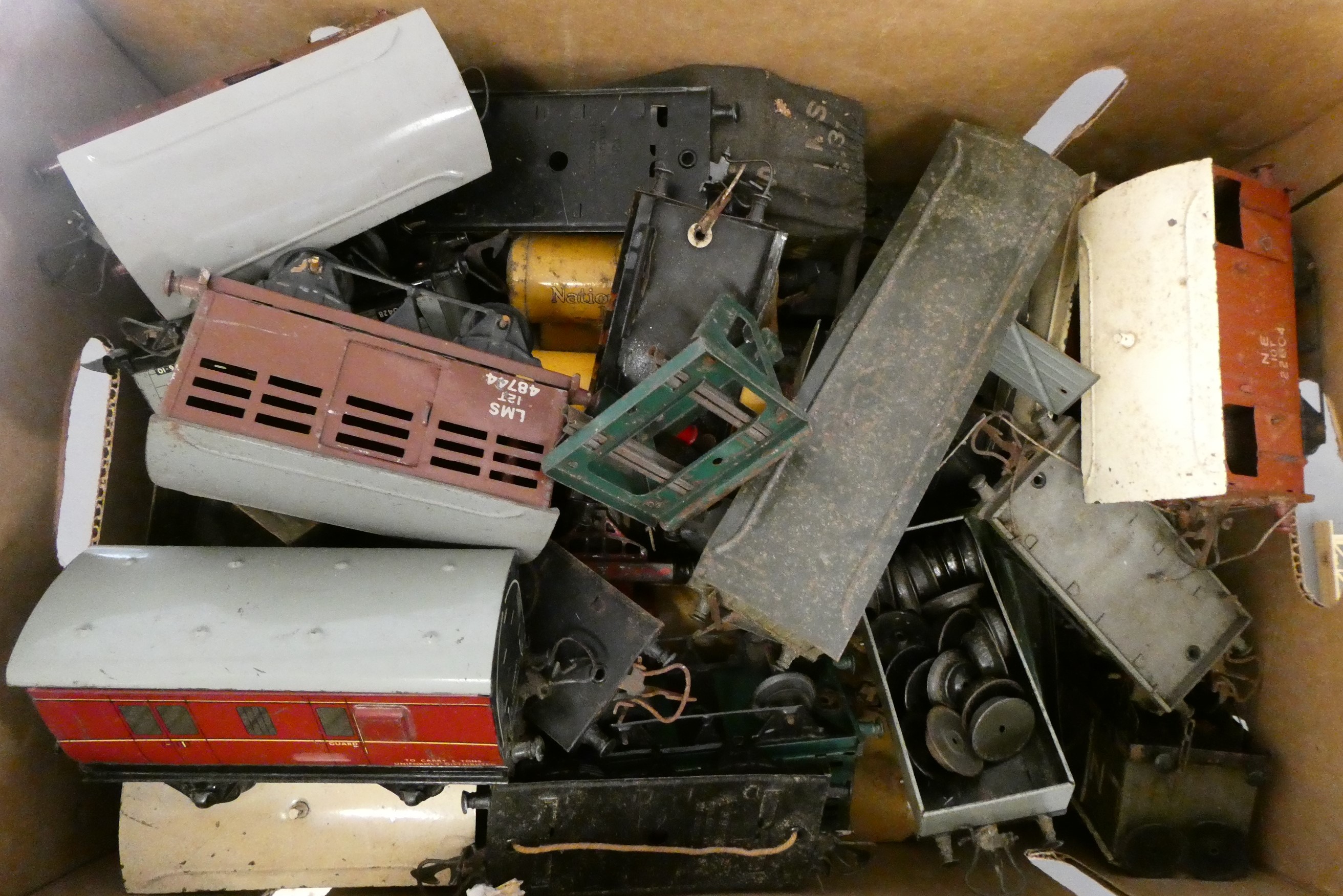 Playworn Hornby 0-gauge trains including goods truck, bogie passenger coaches and station building, Image