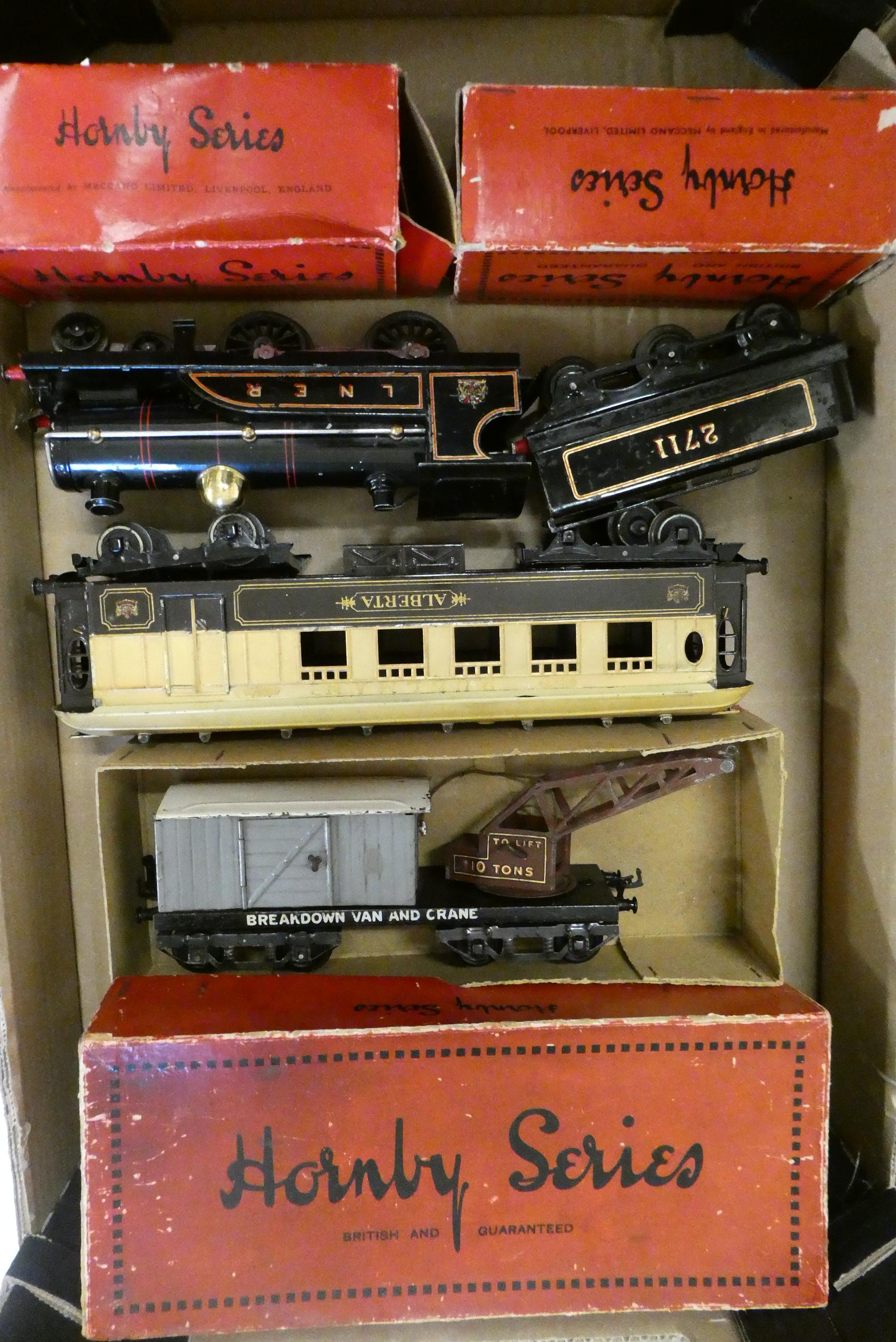 Hornby clockwork LNER tender locomotive, 2711 finished in black, Hornby Pullman coach Alberta and Image