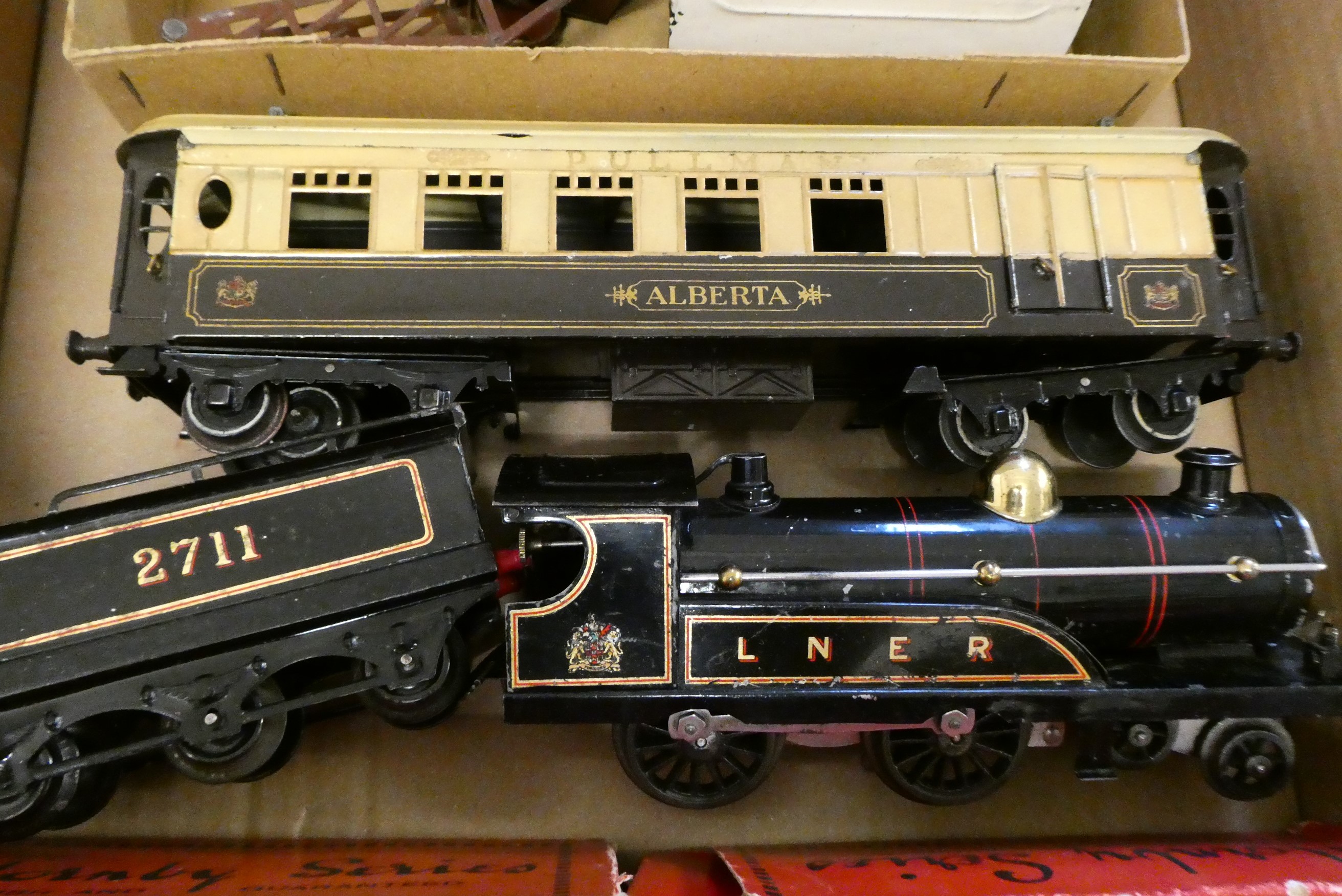 Hornby clockwork LNER tender locomotive, 2711 finished in black, Hornby Pullman coach Alberta and Image