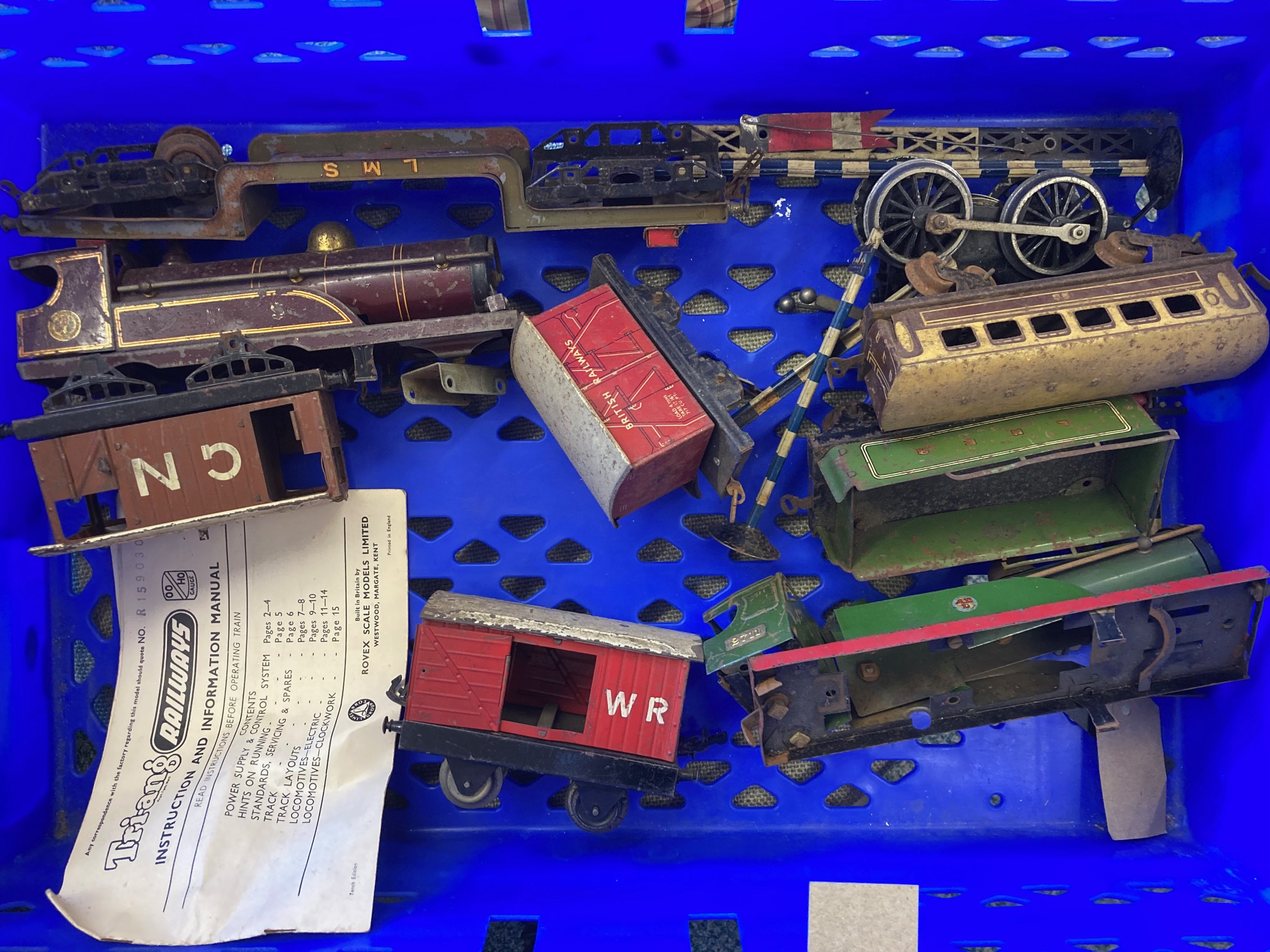 Pre-war and post war Hornby clockwork trains and rolling stock including BR type 41 clockwork tank Image