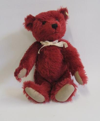 A Steiff replica teddy bear "Burgundy 40" with original box and certificate No.00423 Image
