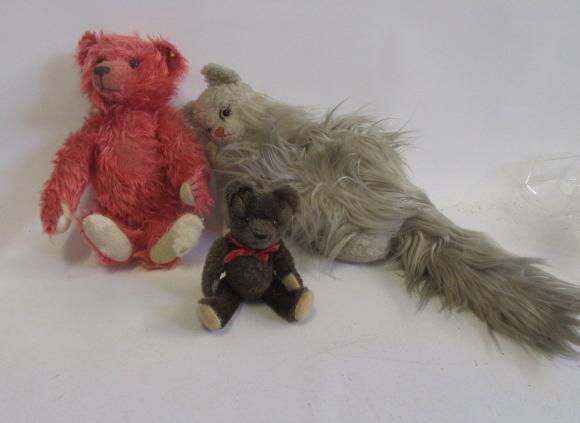 A Steiff Persian cat covered in long beige plush with black/amber eyes Image