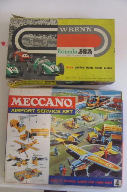 A Wrenn Formula 152 Motor Racing Set with six racers Image