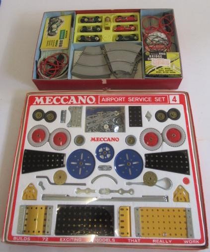 A Wrenn Formula 152 Motor Racing Set with six racers Image