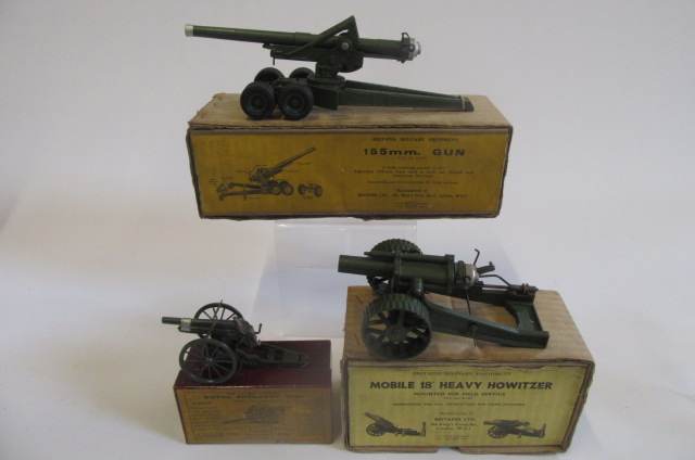 Three Britains mobile guns comprising 2064 155mm Anti Aircraft Gun (no shells) Image