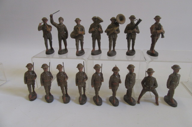 Elastolin soldiers in khaki comprising eight marching infantry Image