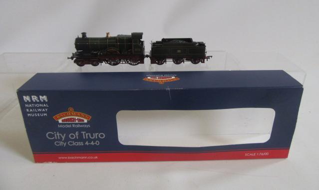 Bachmann N.R.M. City of Truro in G.W.R. green with display case Image