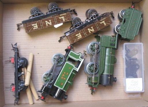 Hornby 101 clockwork tank finished in L.N.E.R. green Image
