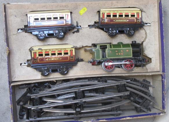 Hornby clockwork passenger train set with L.N.E.R. locomotive and three Pullman coaches Image