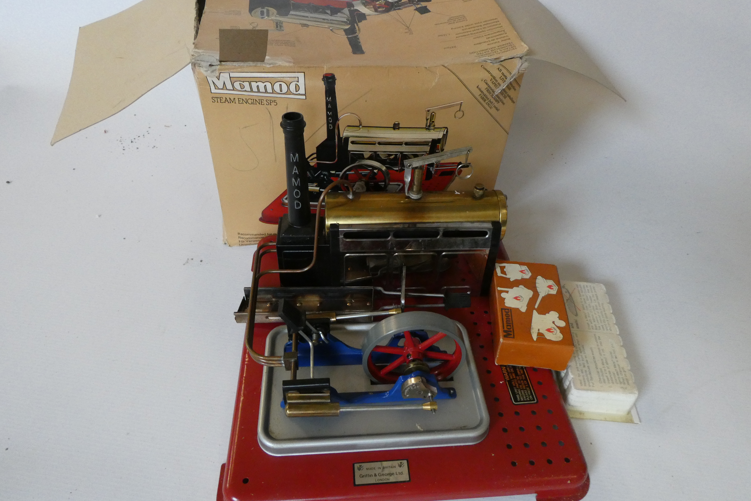 Mamod SP5 steam engine with fuel tablets, box at fault, good+ (Est. plus 24% premium inc. VAT) Image