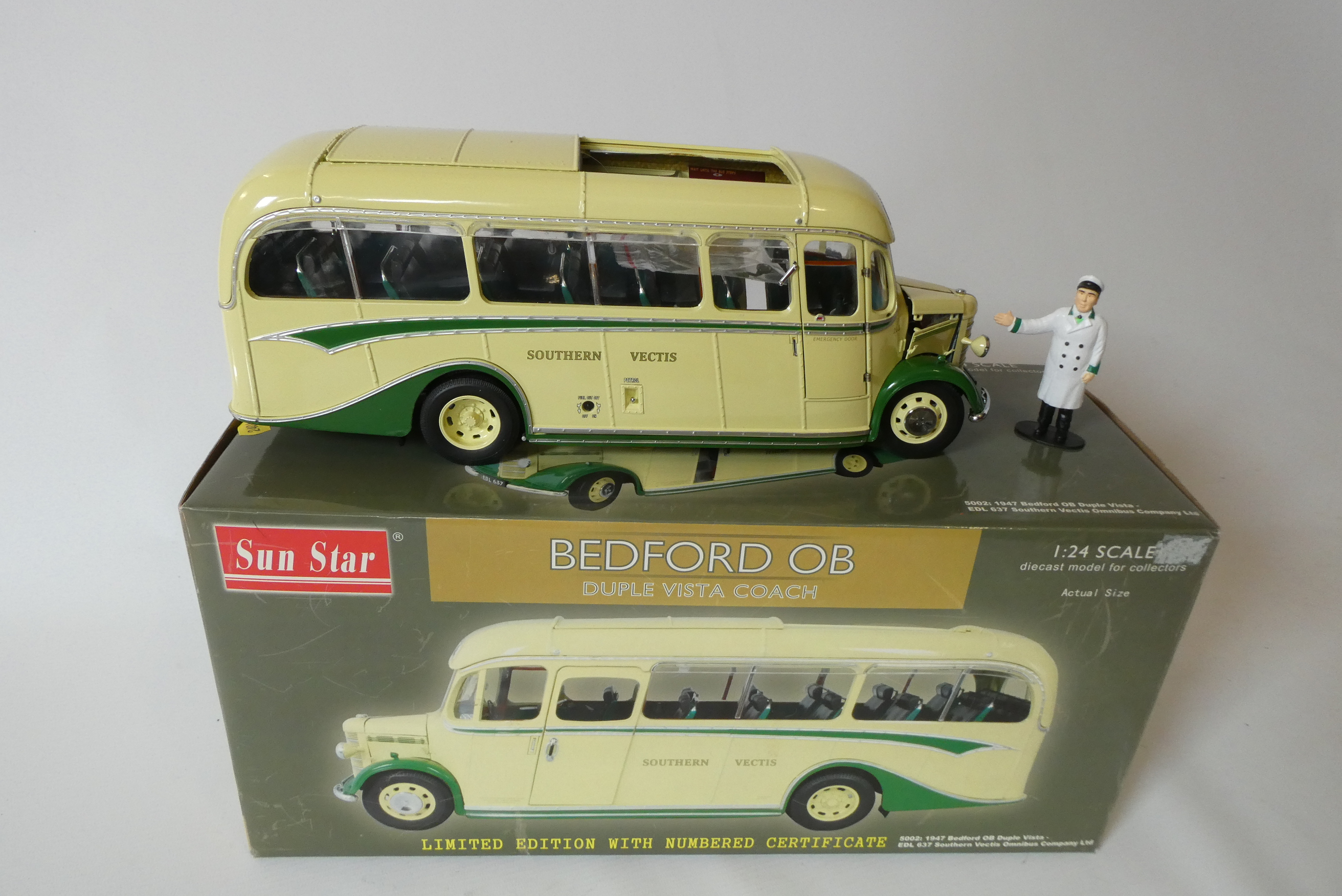 Sunstar OB Coach finished in white Southern Vectis Omnibus limited, boxed, excellent (Est. plus 24% Image