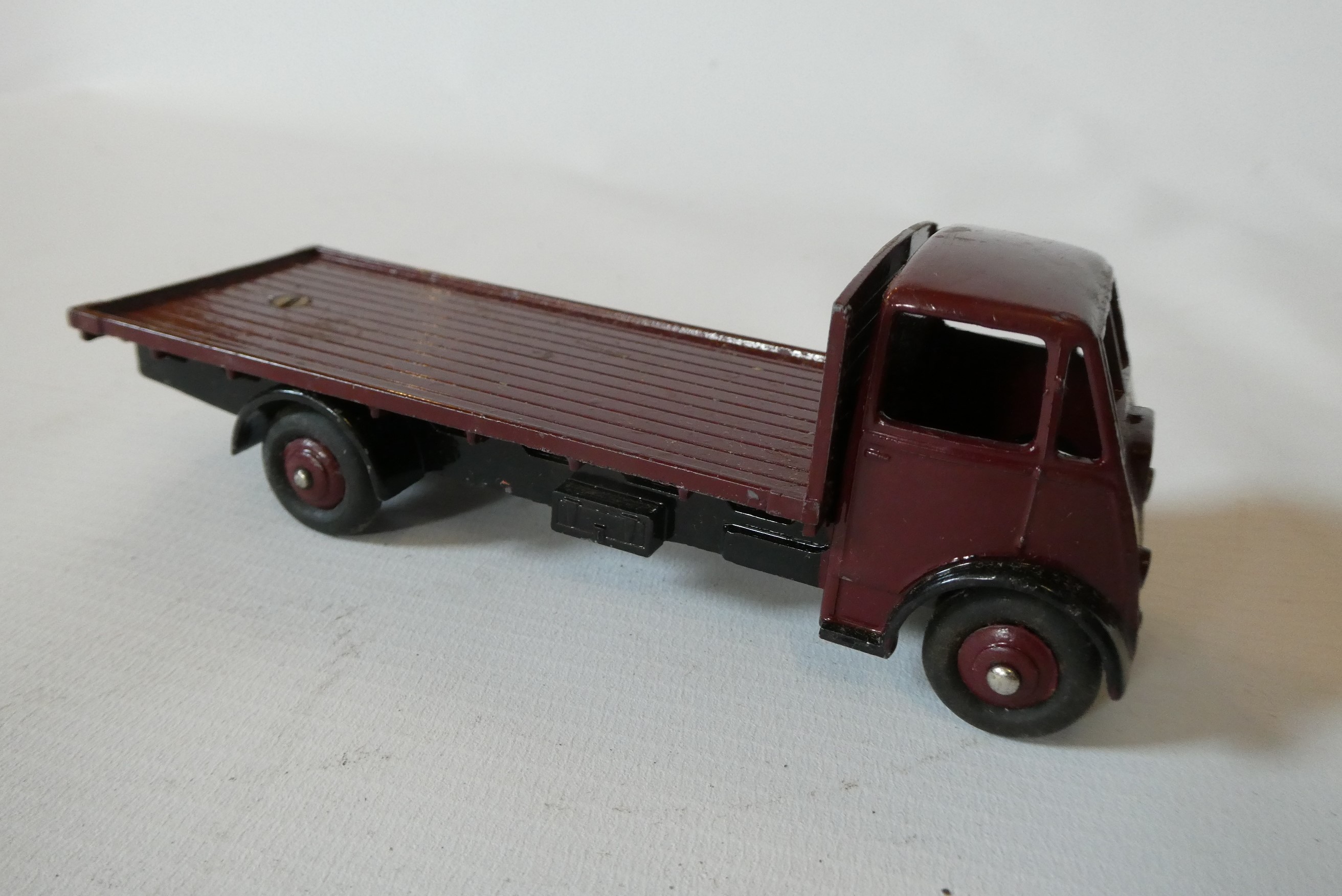 Dinky Super Toys 512 guy flat truck in maroon, boxed, fair to good (Est. plus 24% premium inc. VAT) Image