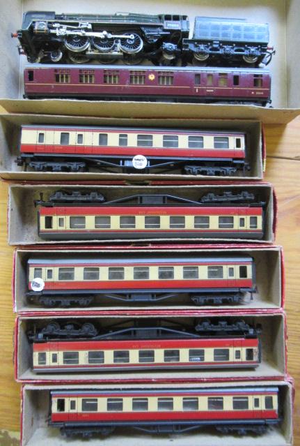 Trix Twin Britannia locomotive finished in BR Green and six Trix BR coaches comprising 5 x red/cream Image