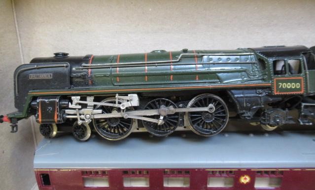 Trix Twin Britannia locomotive finished in BR Green and six Trix BR coaches comprising 5 x red/cream Image