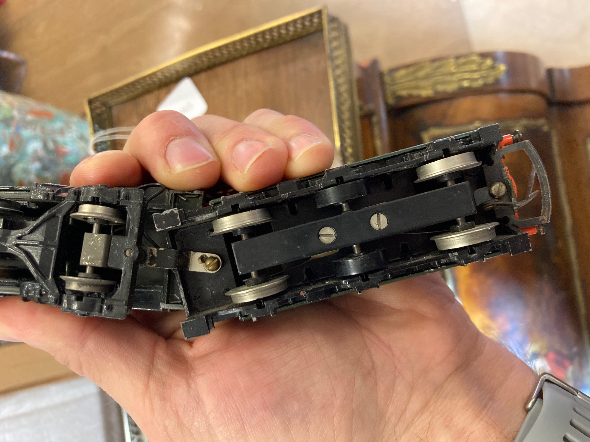 Trix Twin Britannia locomotive finished in BR Green and six Trix BR coaches comprising 5 x red/cream Image