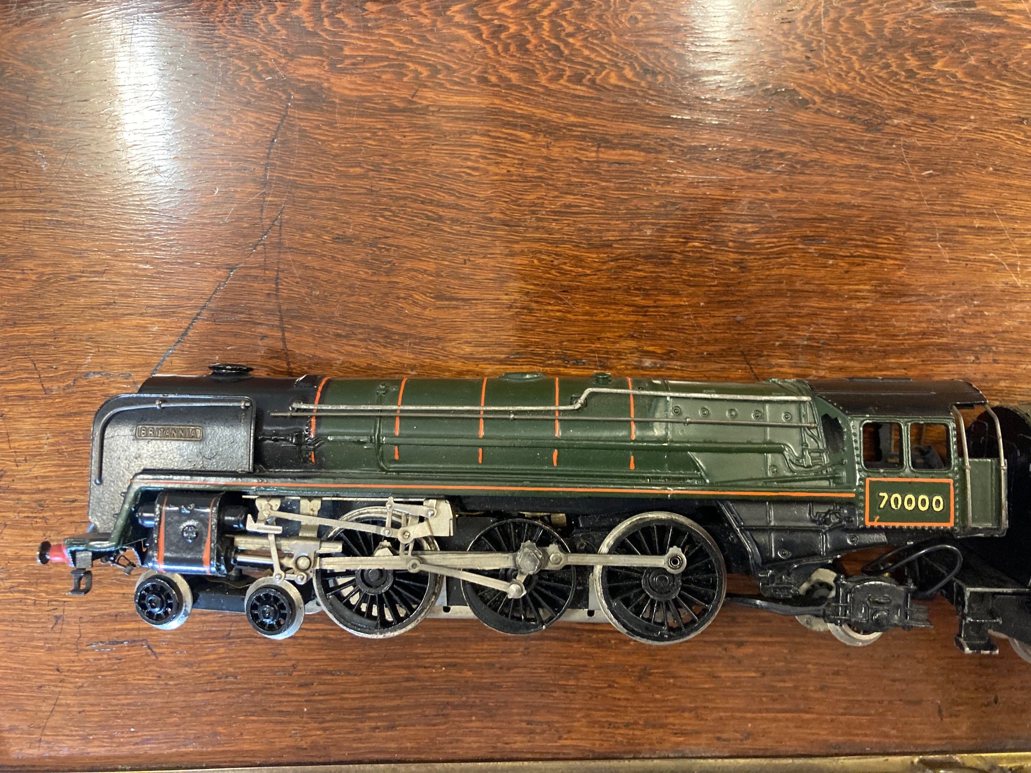 Trix Twin Britannia locomotive finished in BR Green and six Trix BR coaches comprising 5 x red/cream Image
