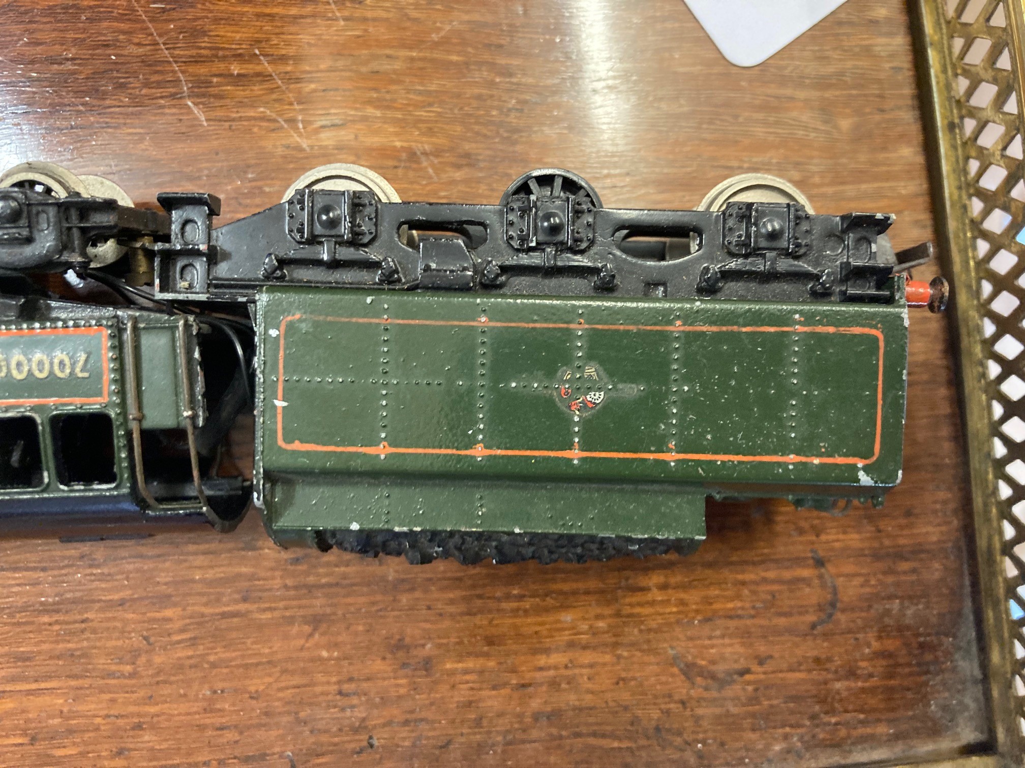 Trix Twin Britannia locomotive finished in BR Green and six Trix BR coaches comprising 5 x red/cream Image